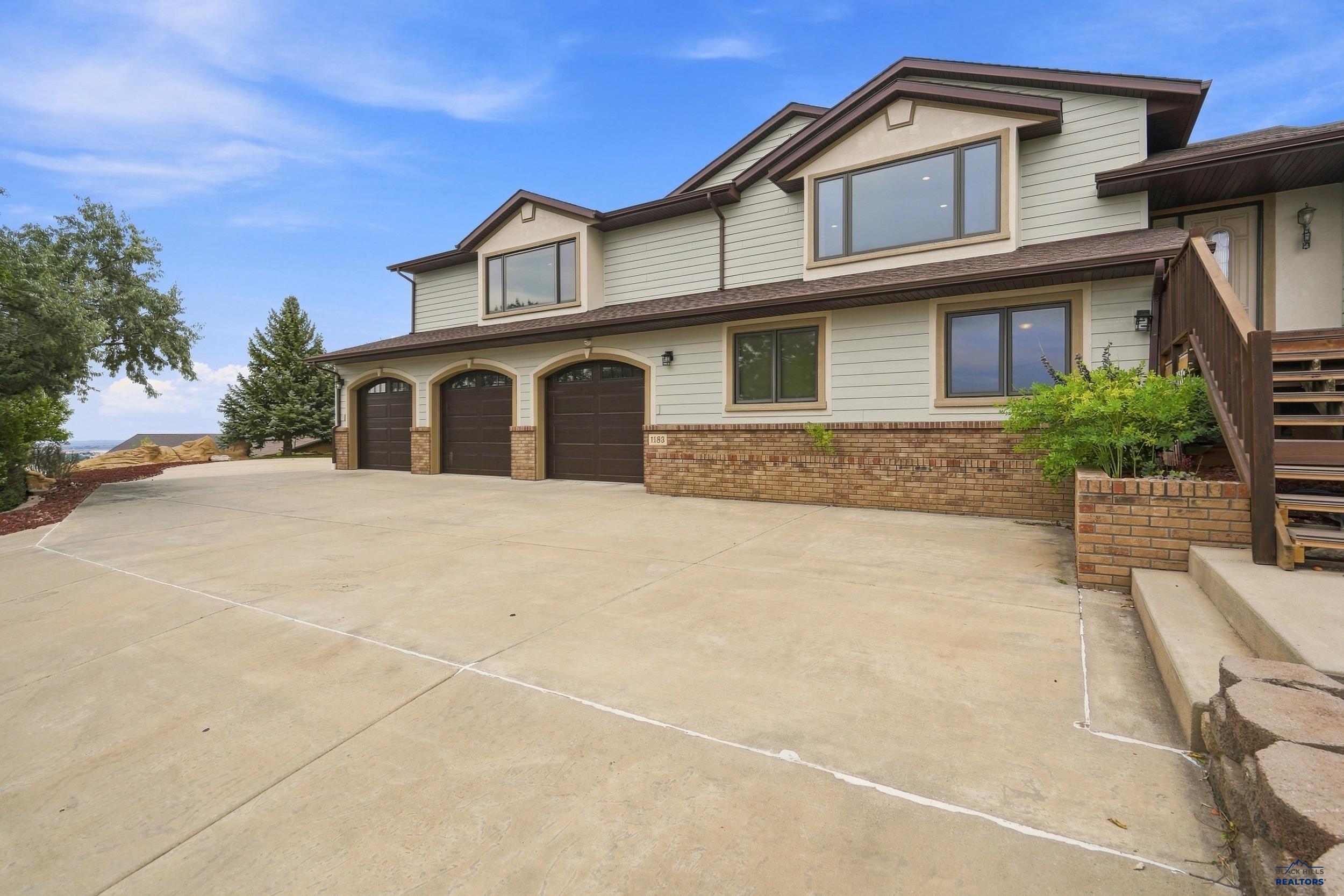1183 WOODRIDGE DR