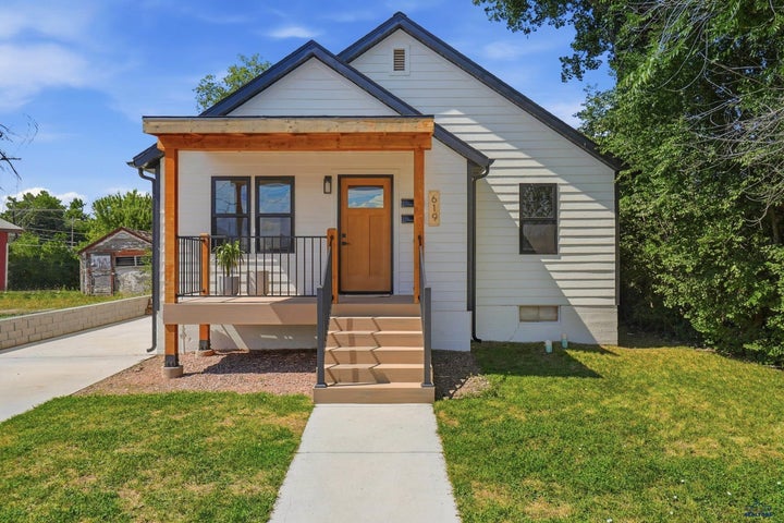 Photo 1 of 40 — 619 LAWRENCE ST, Belle Fourche, SD 57717