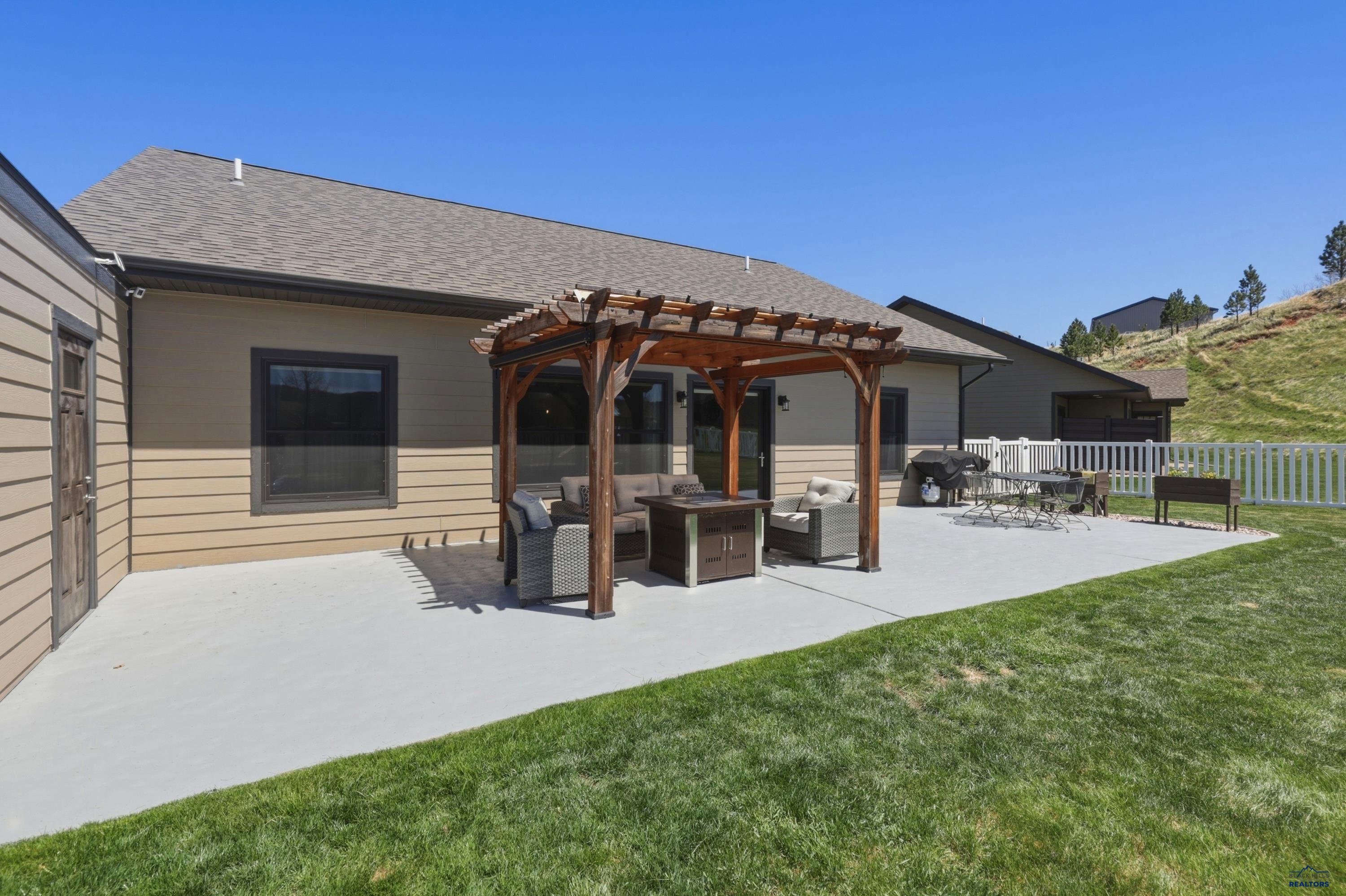 2220 ARROWHEAD DR