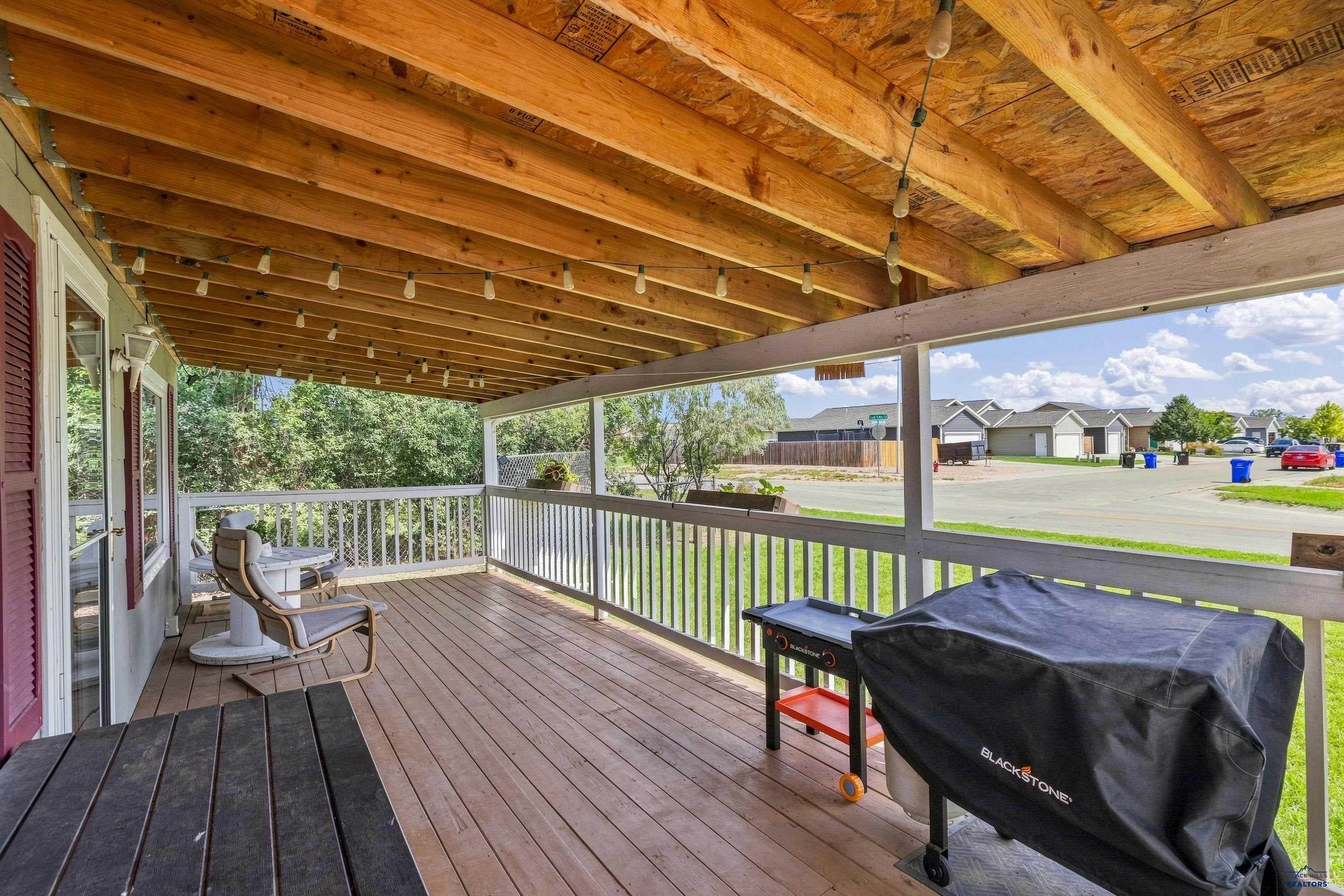 2211 S VALLEY DR