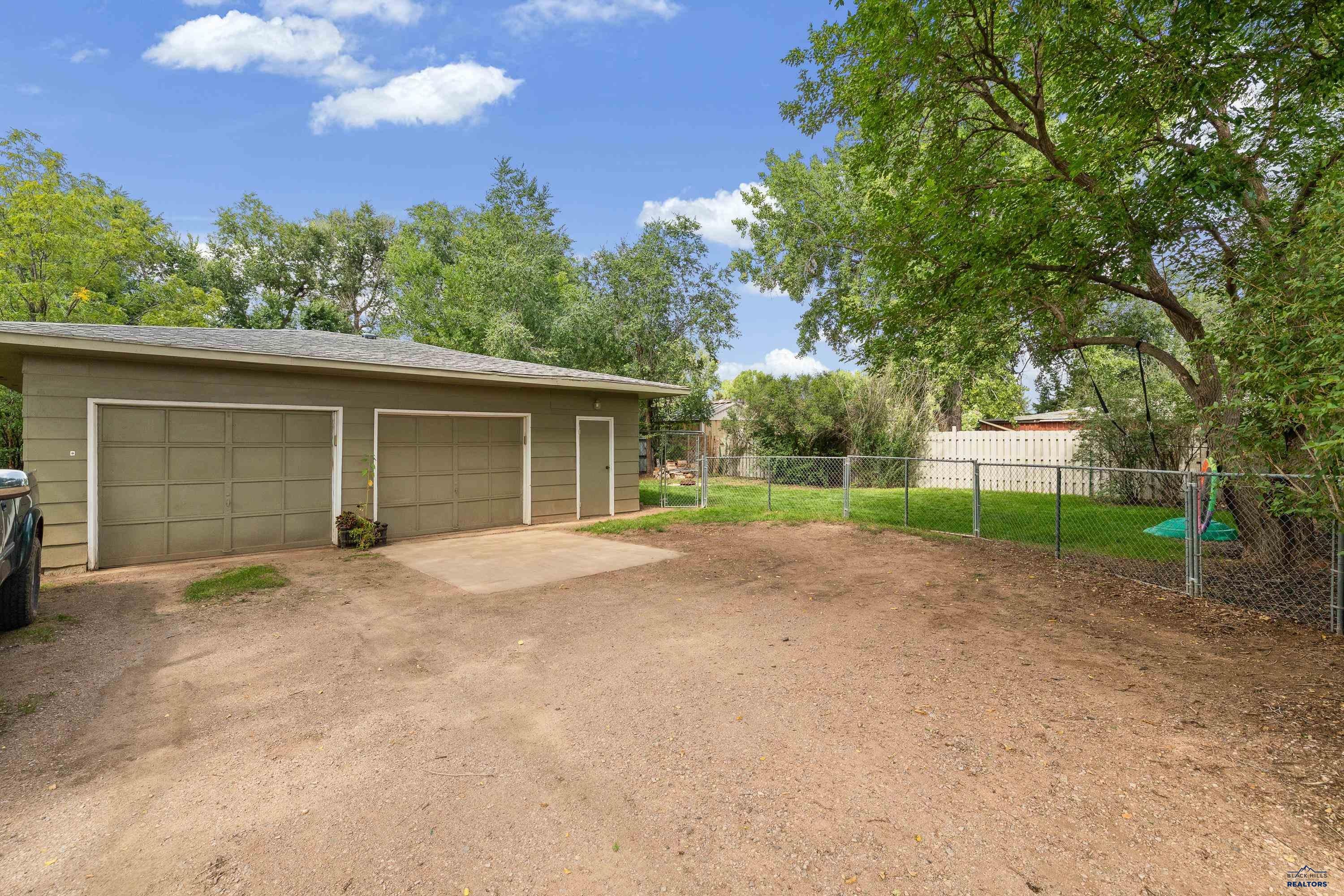 2211 S VALLEY DR