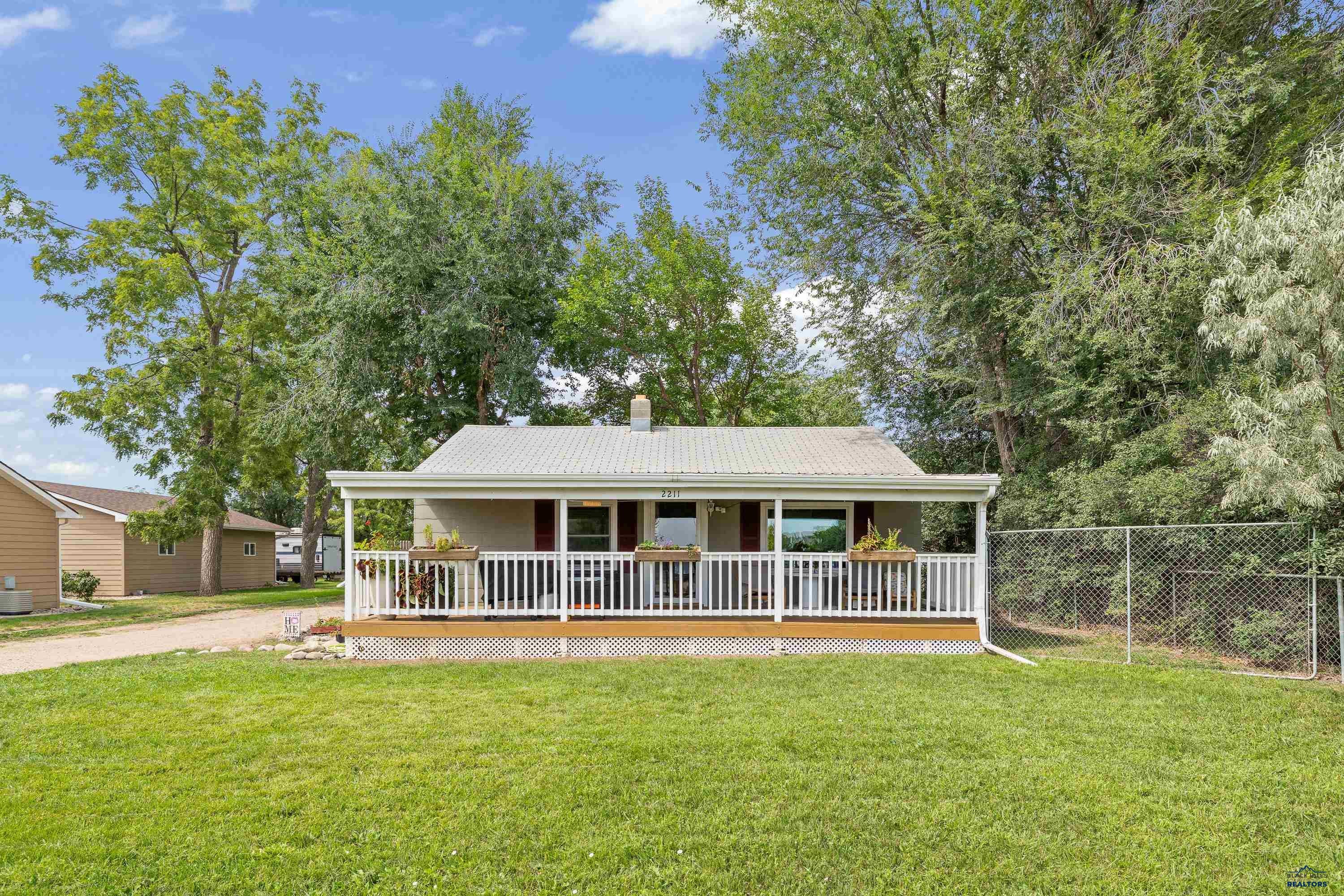 2211 S VALLEY DR