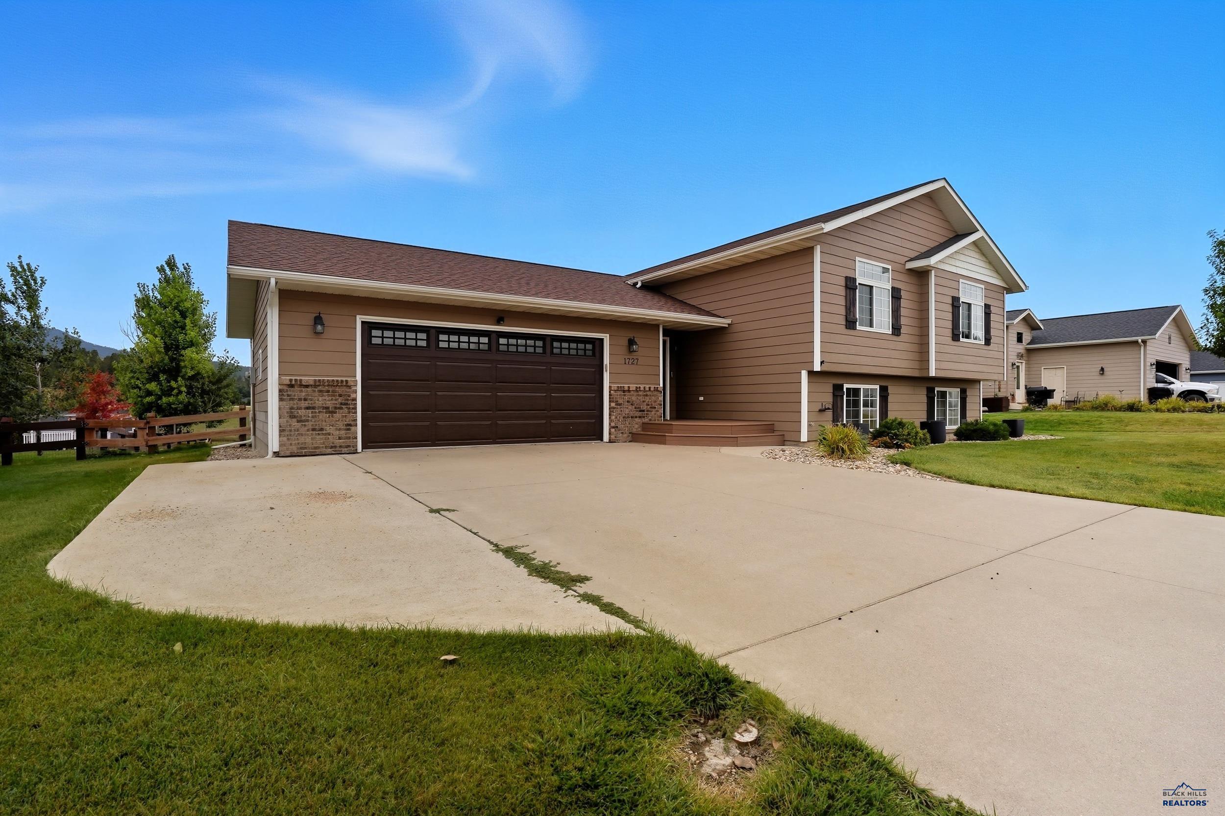 1727 IRON HORSE LOOP