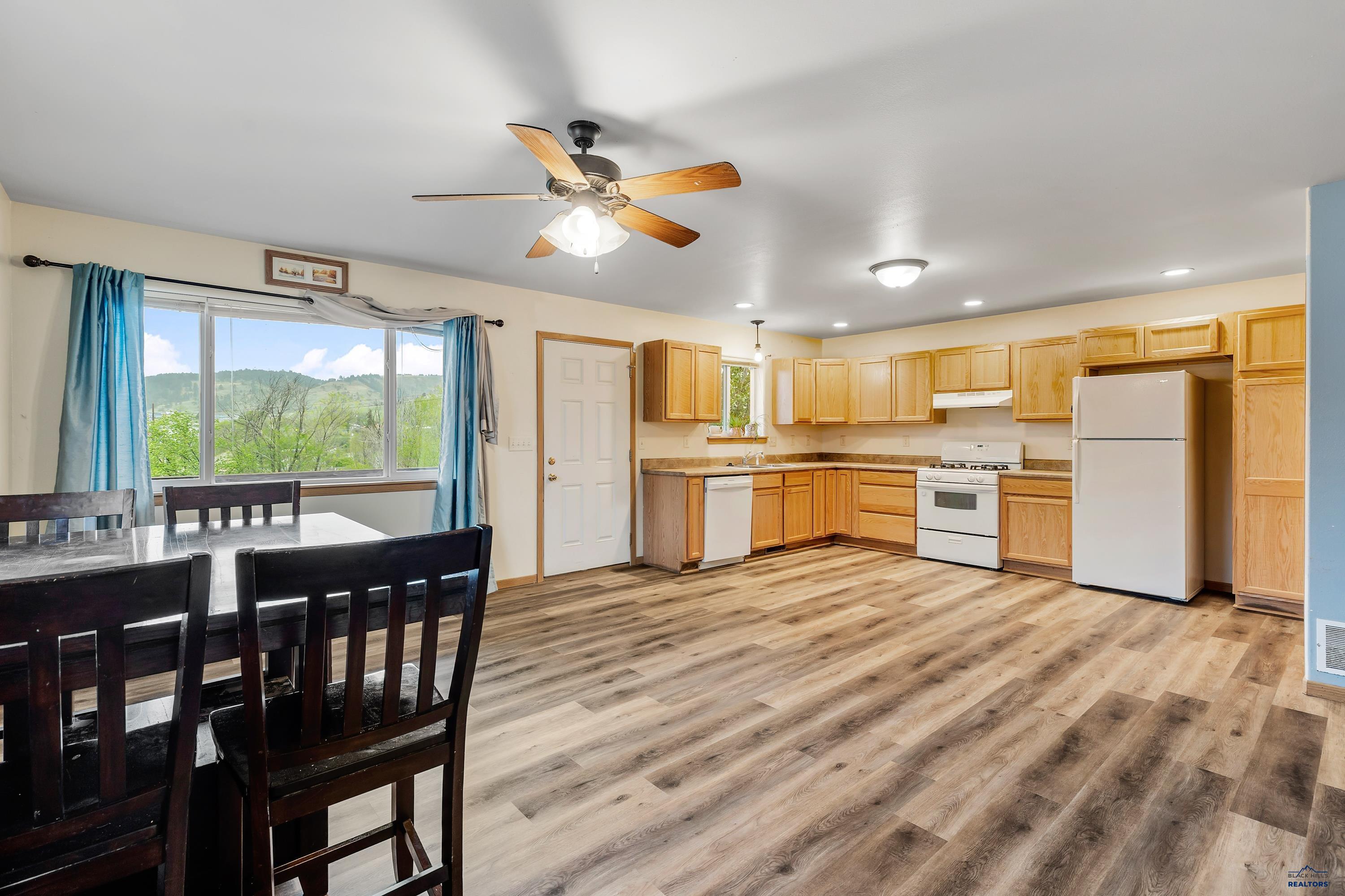 Rapid City, South Dakota 57701, United States, 3 Bedrooms Bedrooms, ,1 BathroomBathrooms,Residential,Pending,57679