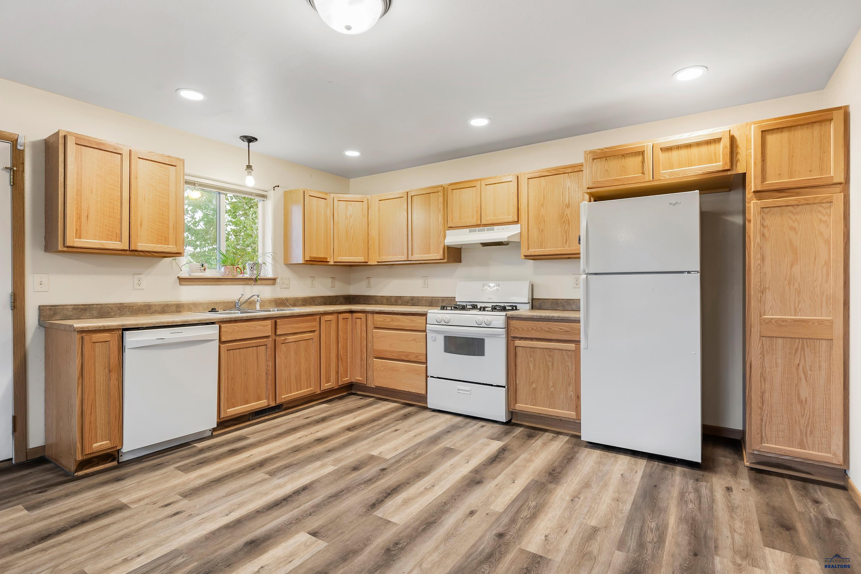 Rapid City, South Dakota 57701, United States, 3 Bedrooms Bedrooms, ,1 BathroomBathrooms,Residential,Pending,57679