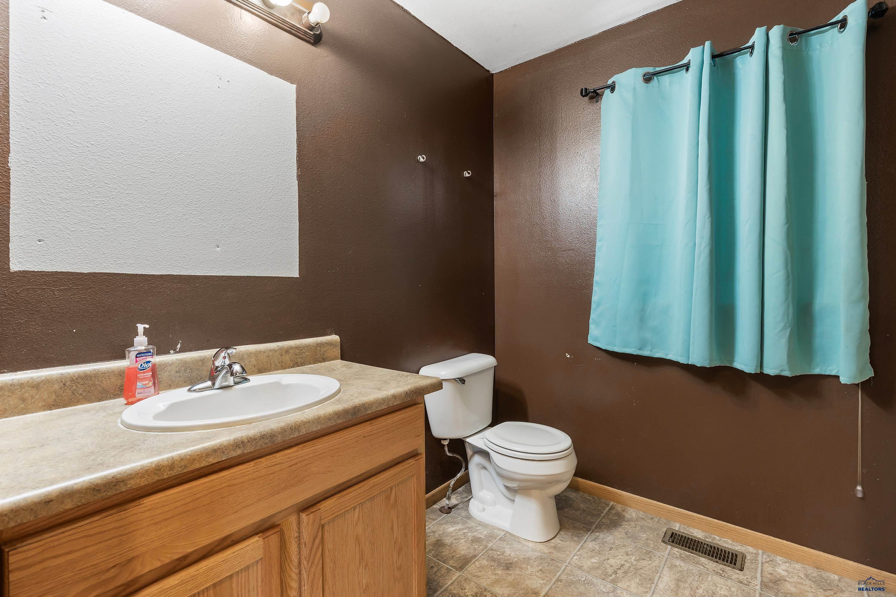 Rapid City, South Dakota 57701, United States, 3 Bedrooms Bedrooms, ,1 BathroomBathrooms,Residential,Pending,57679