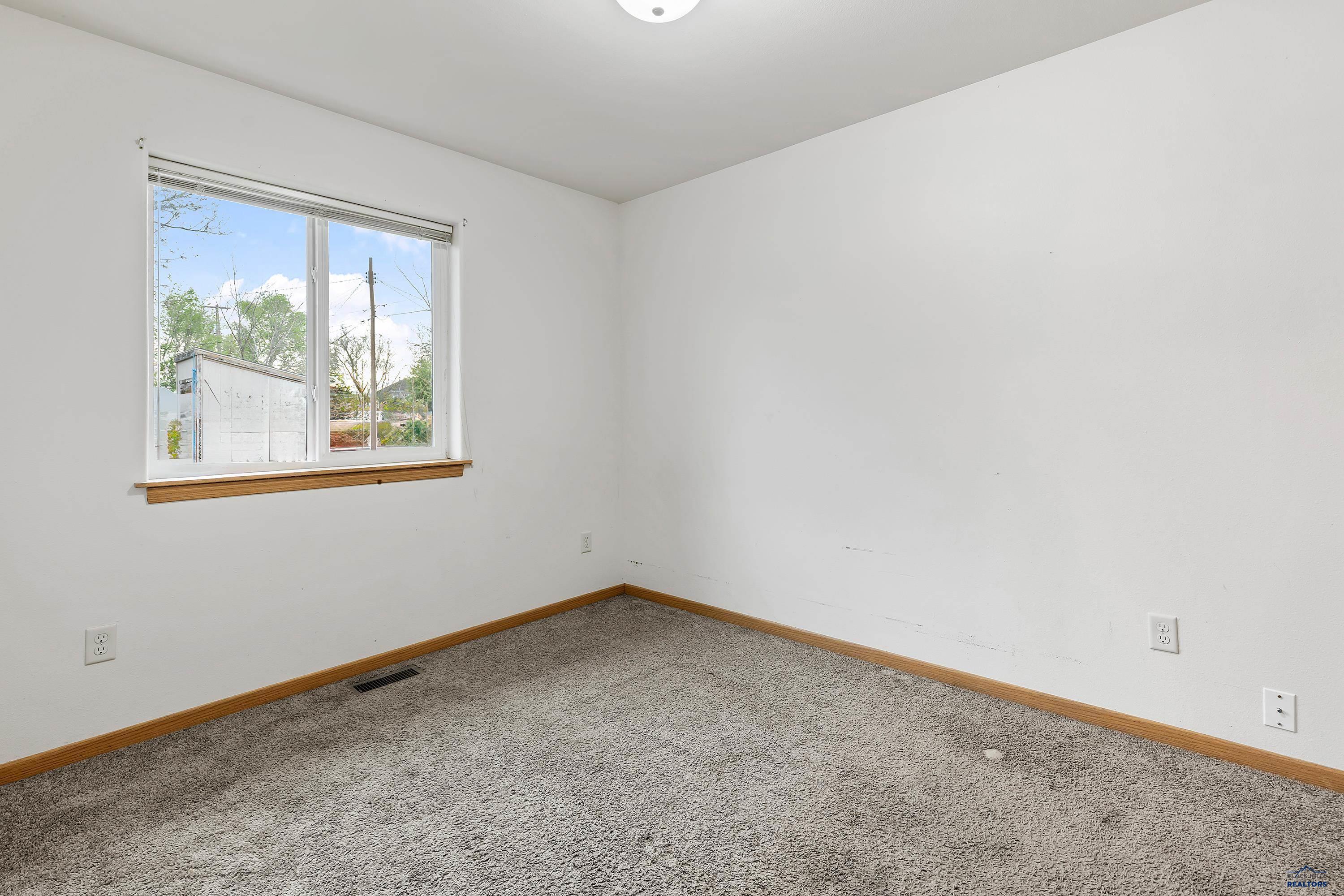 Rapid City, South Dakota 57701, United States, 3 Bedrooms Bedrooms, ,1 BathroomBathrooms,Residential,Pending,57679