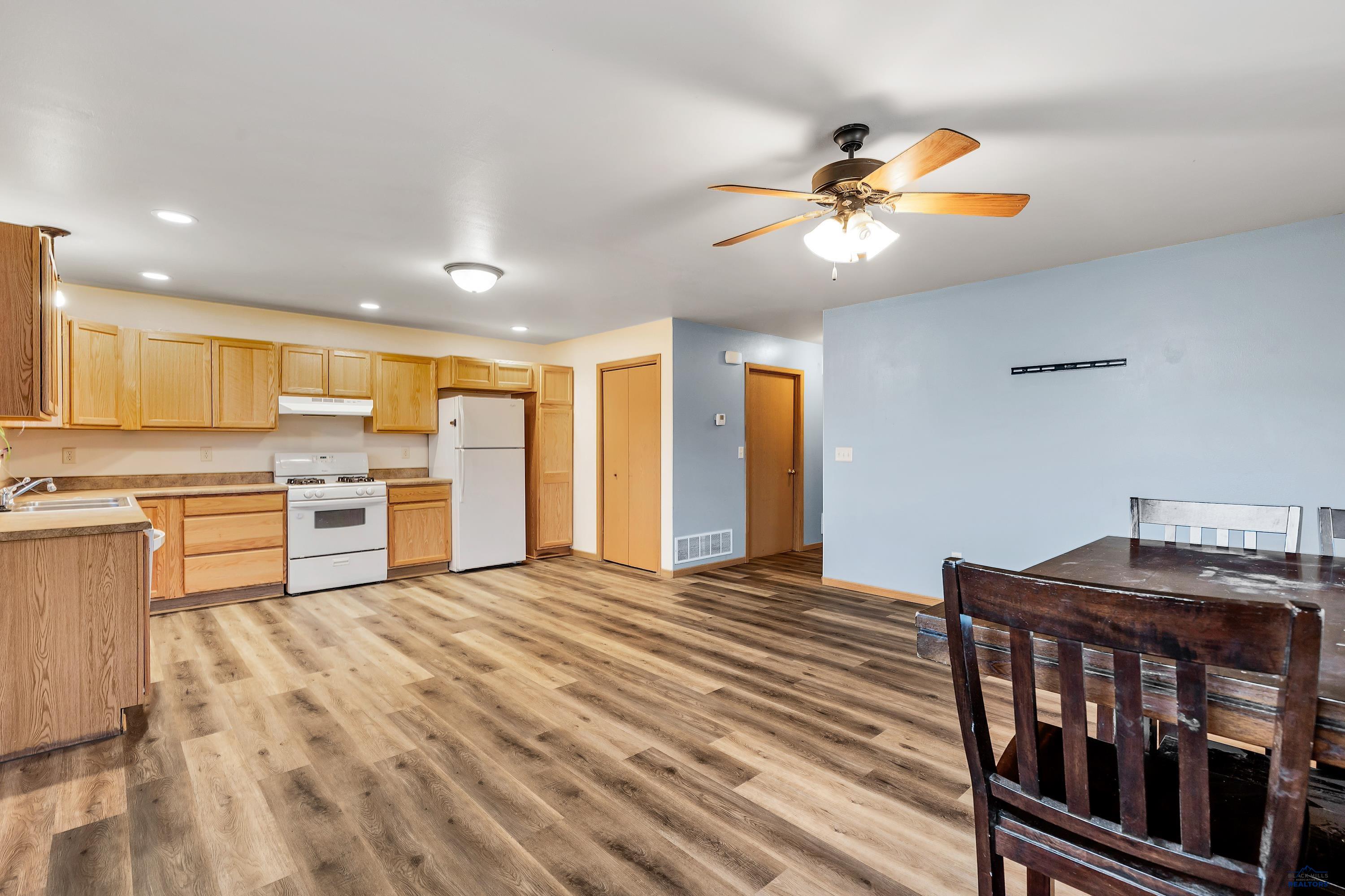 Rapid City, South Dakota 57701, United States, 3 Bedrooms Bedrooms, ,1 BathroomBathrooms,Residential,Pending,57679