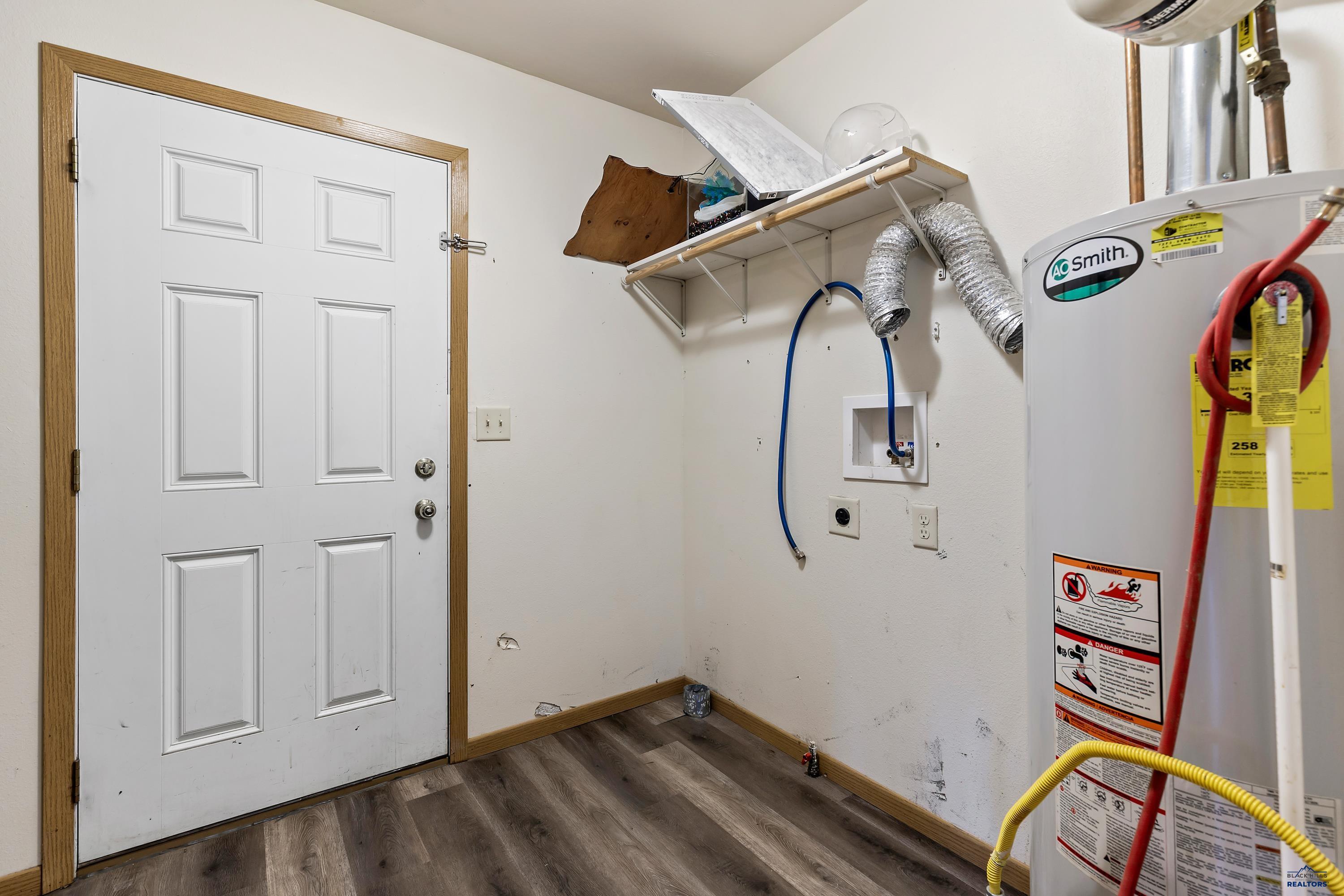 Rapid City, South Dakota 57701, United States, 3 Bedrooms Bedrooms, ,1 BathroomBathrooms,Residential,Pending,57679