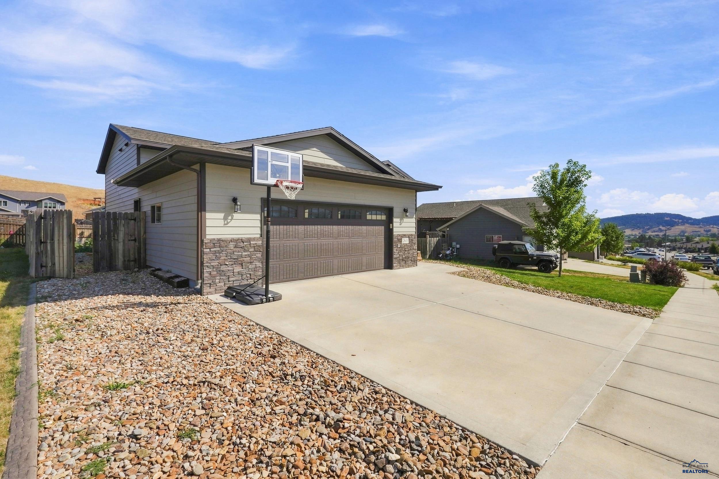 2611 MEADOWS DR