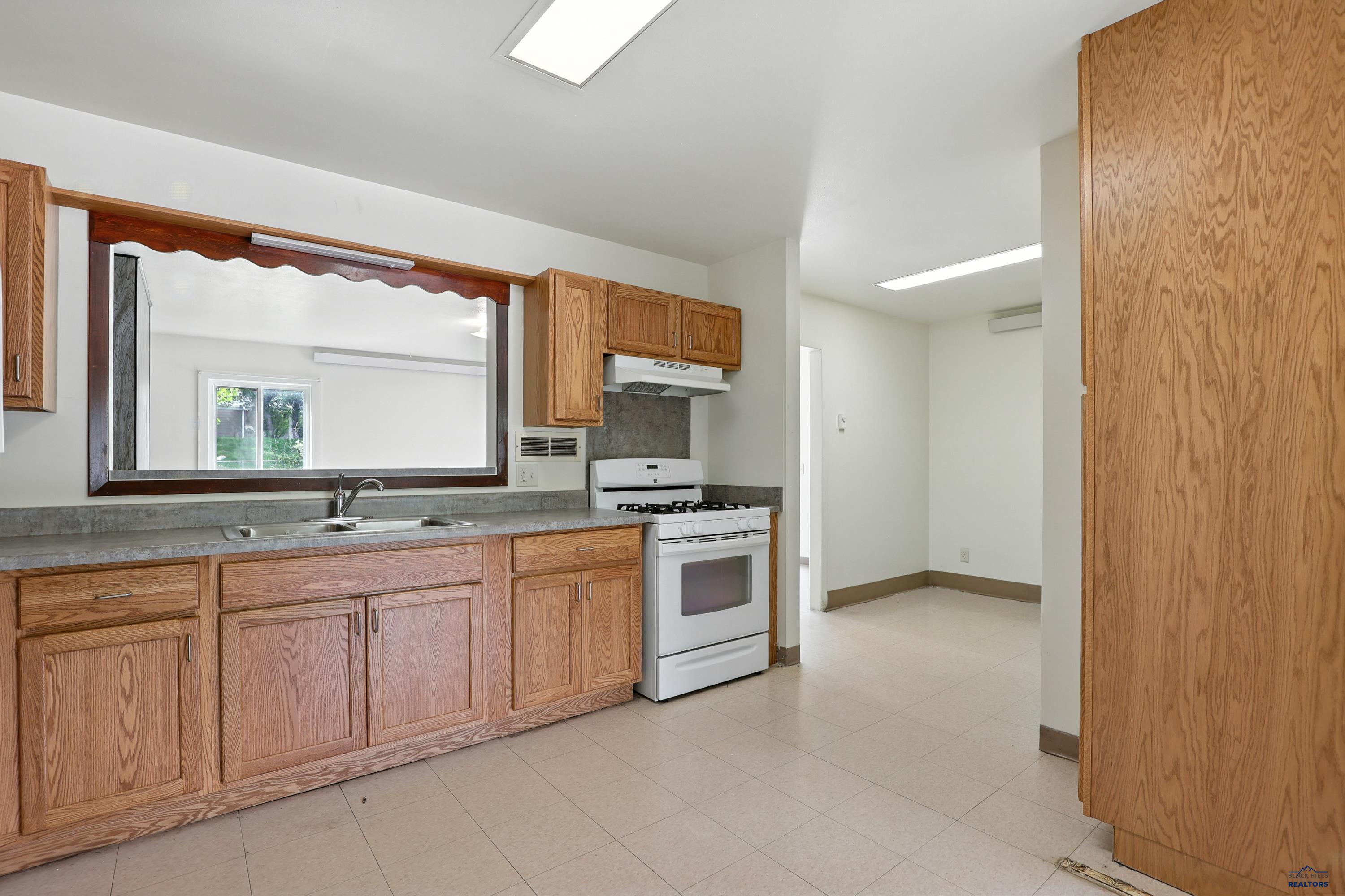 121 E FAIRMONT BLVD