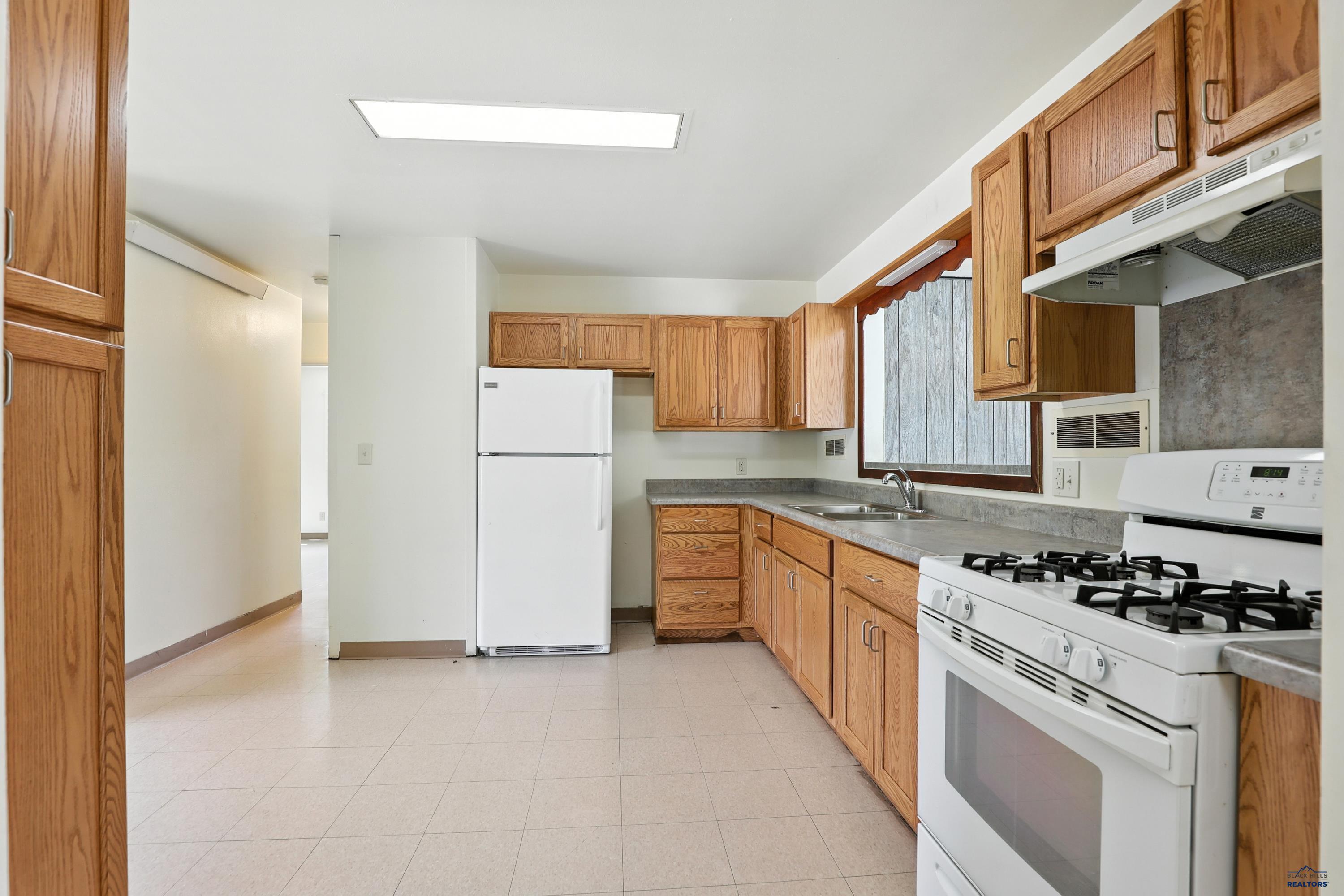 121 E FAIRMONT BLVD