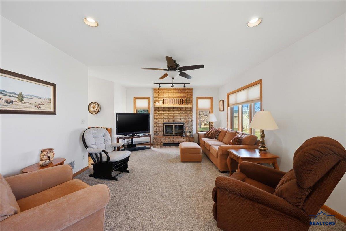 304 WILLOW DR