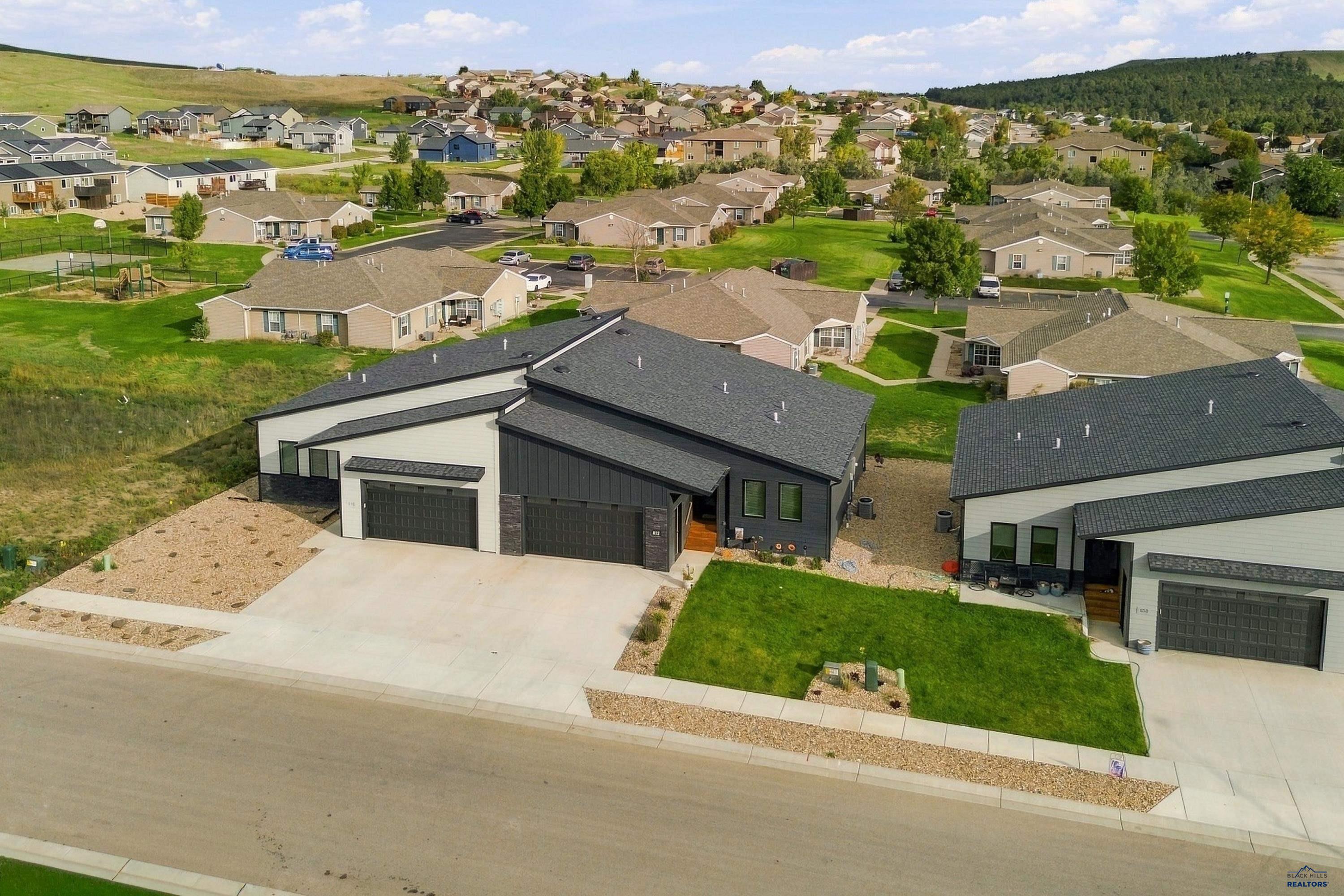 812 PETROS DR