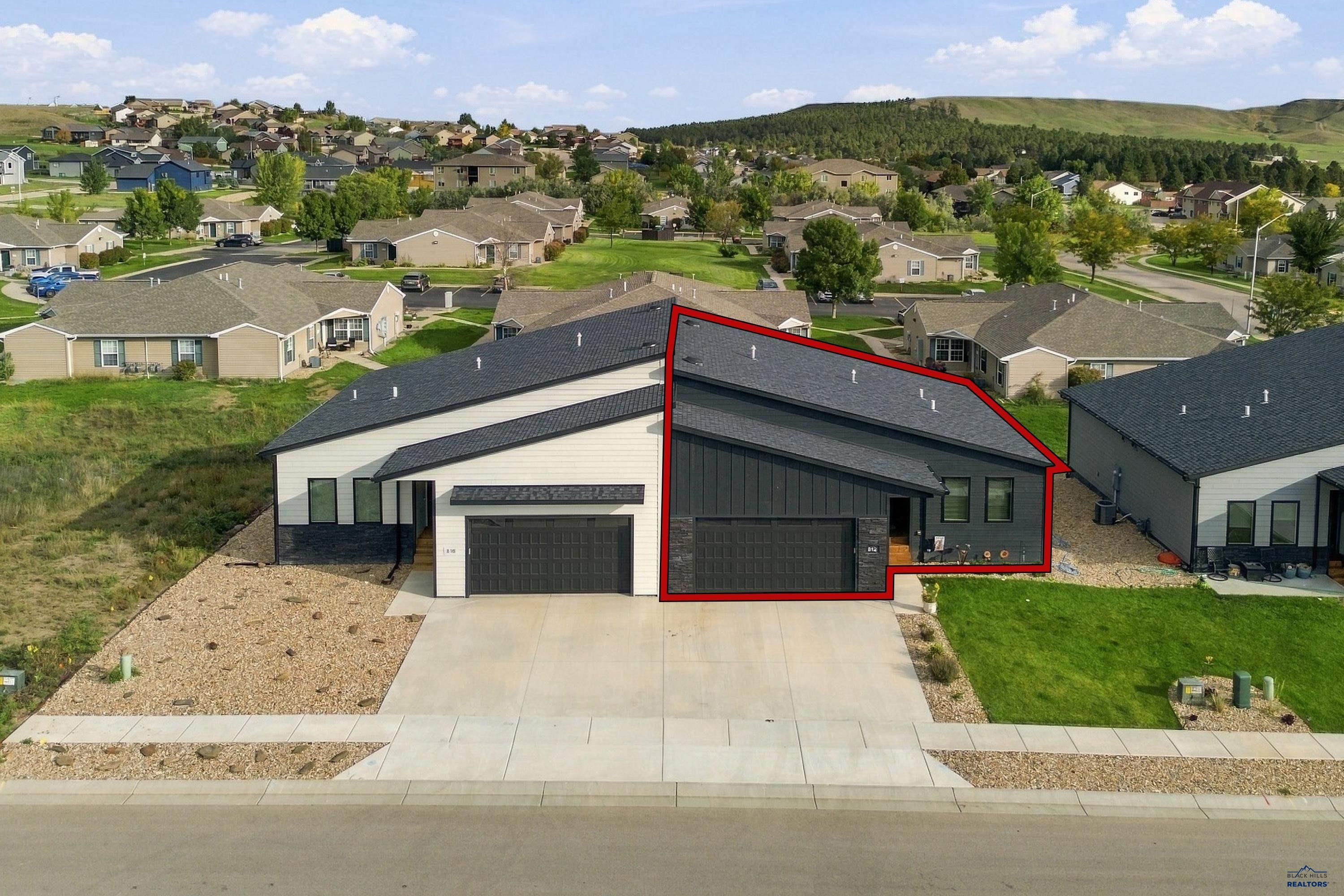 812 PETROS DR