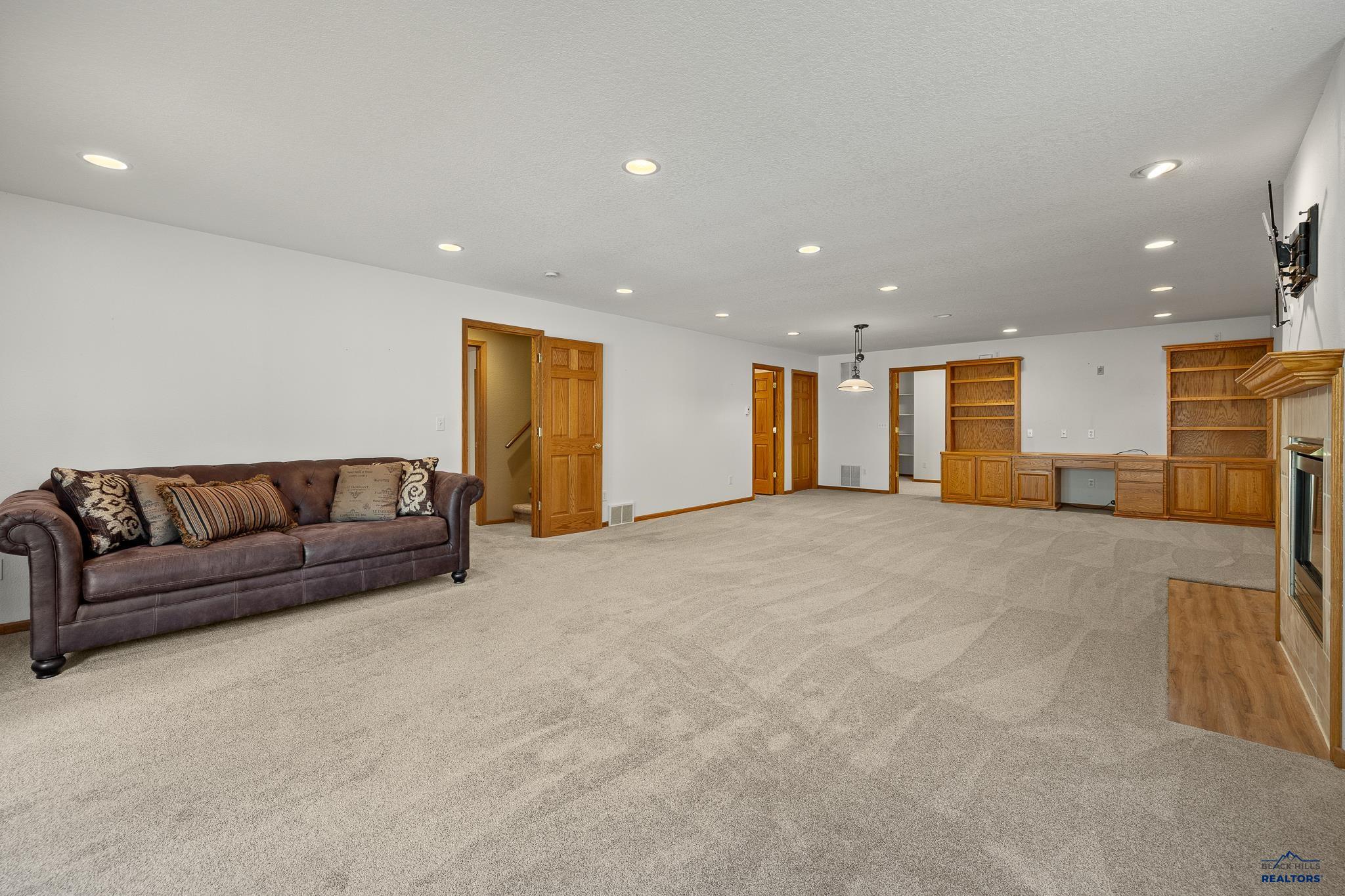 Rapid City, South Dakota 57702, United States, 3 Bedrooms Bedrooms, ,3 BathroomsBathrooms,Residential,Contingent,50772