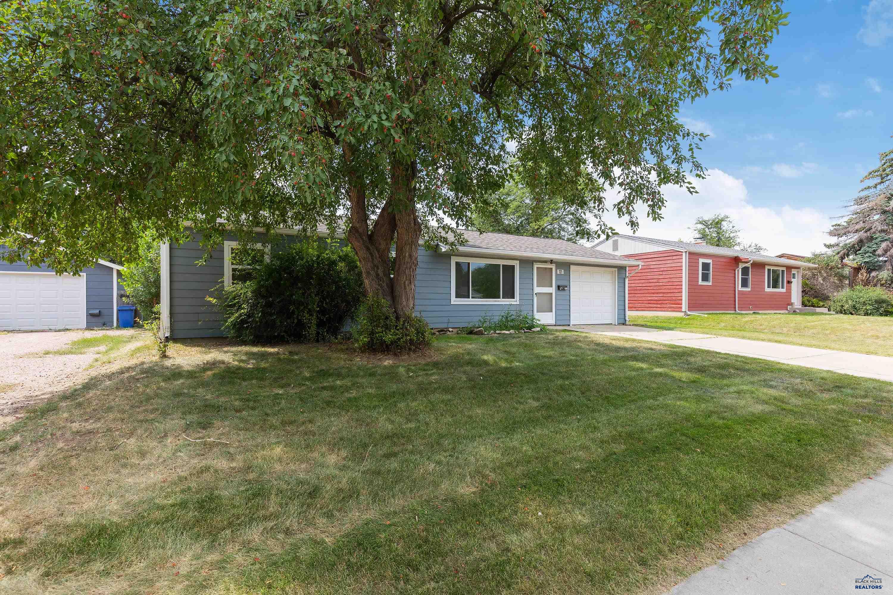 121 E FAIRMONT BLVD