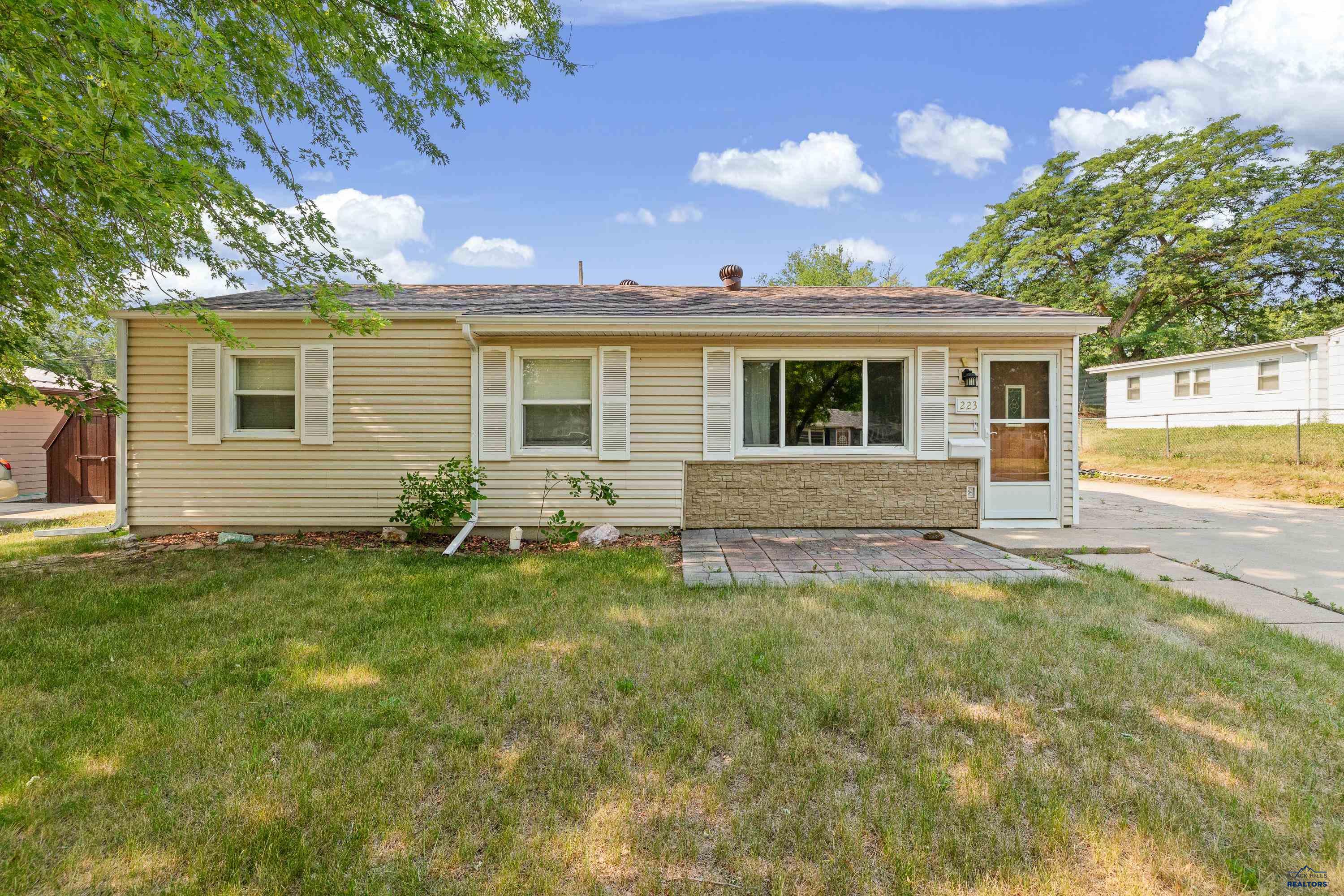 223 E MONTANA