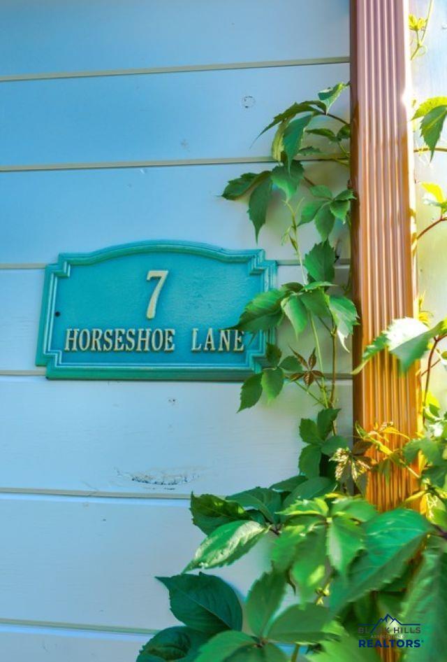 7 HORSESHOE LN
