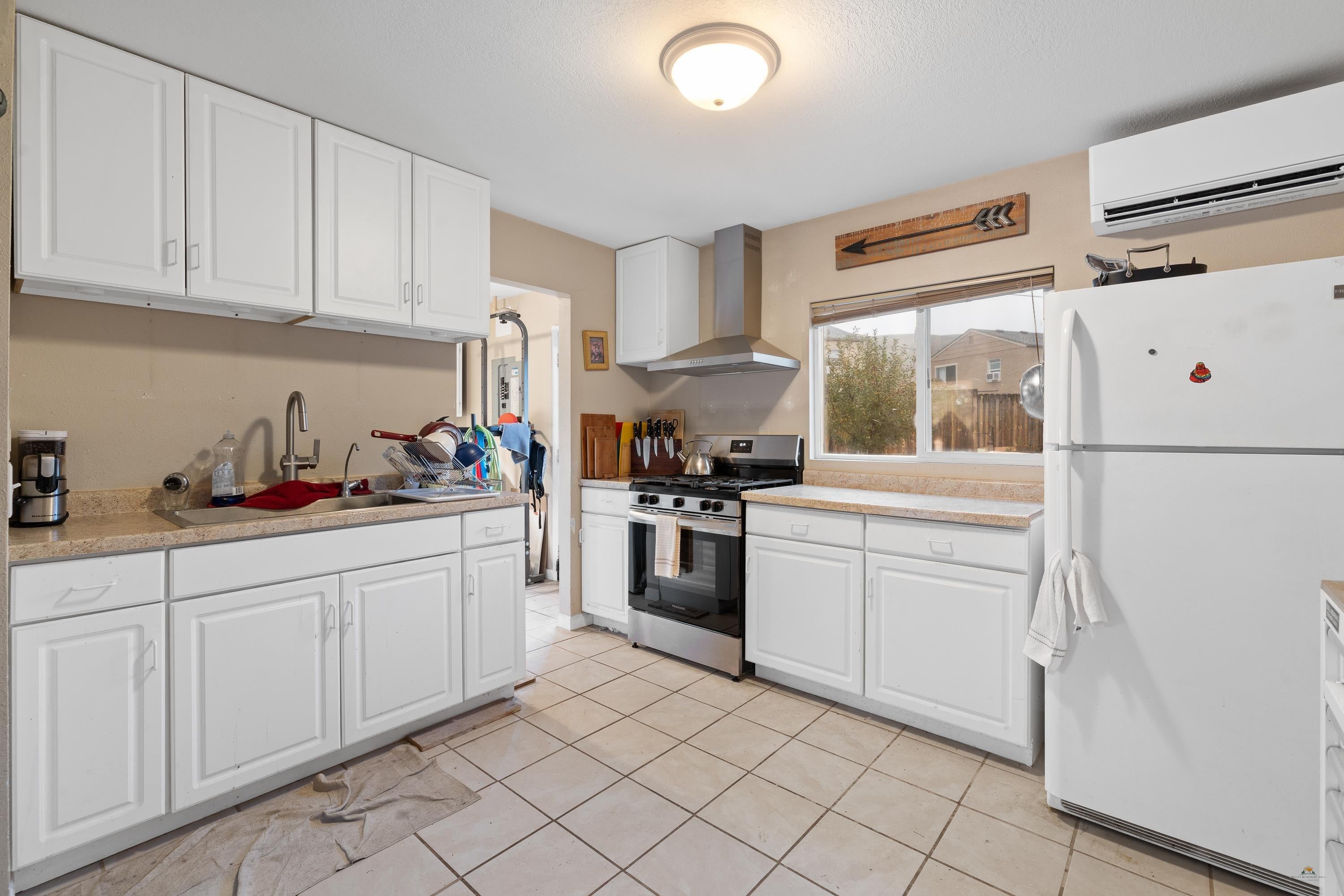 406 ROBBINS DR