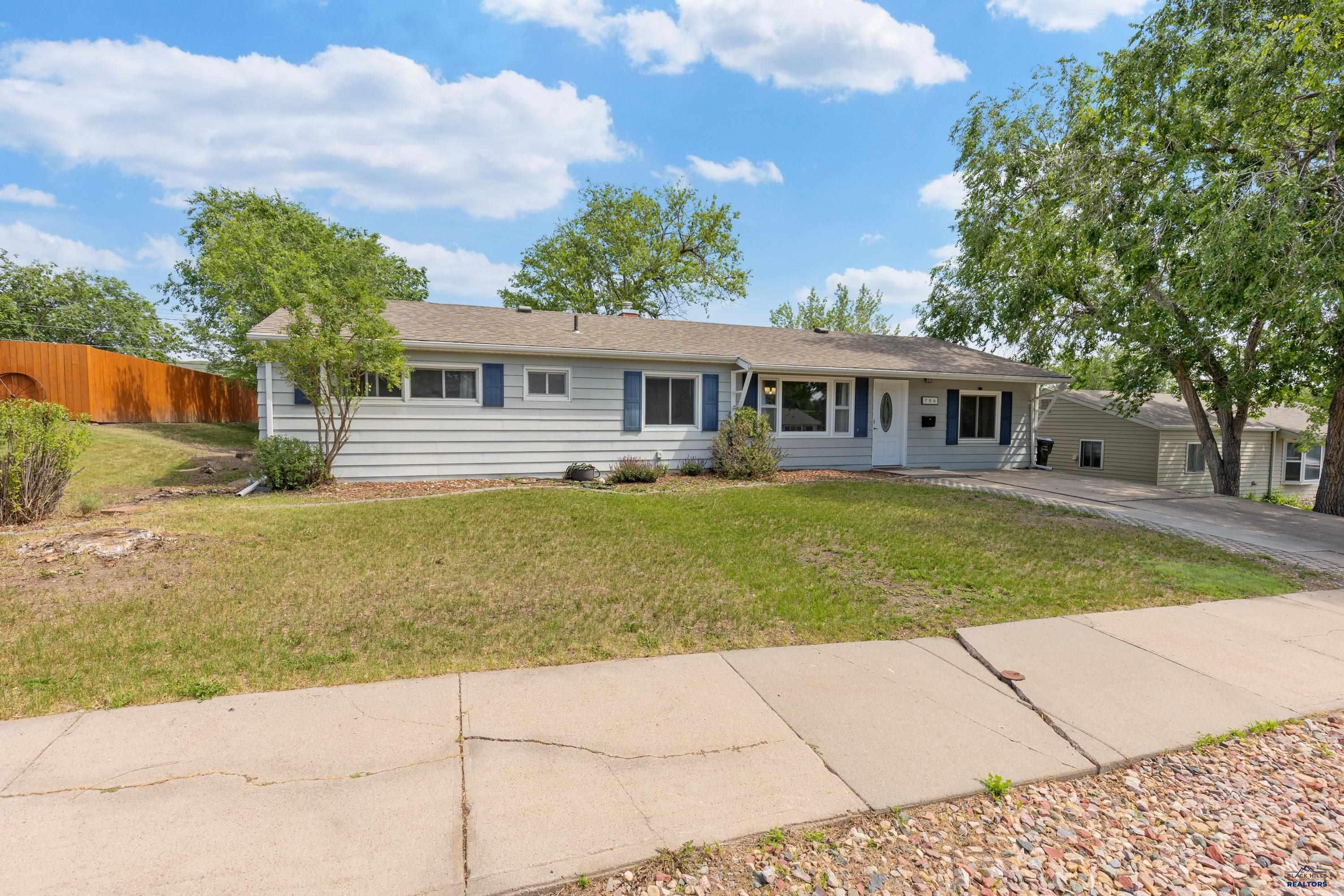 706 E IOWA
