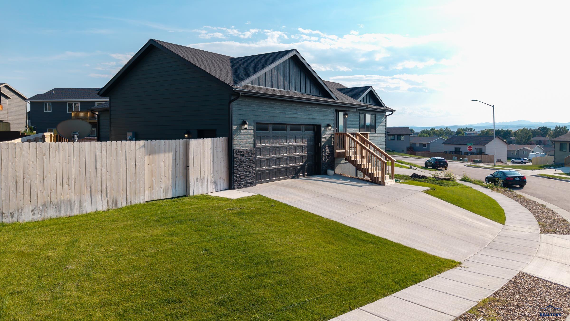 815 JONES DR