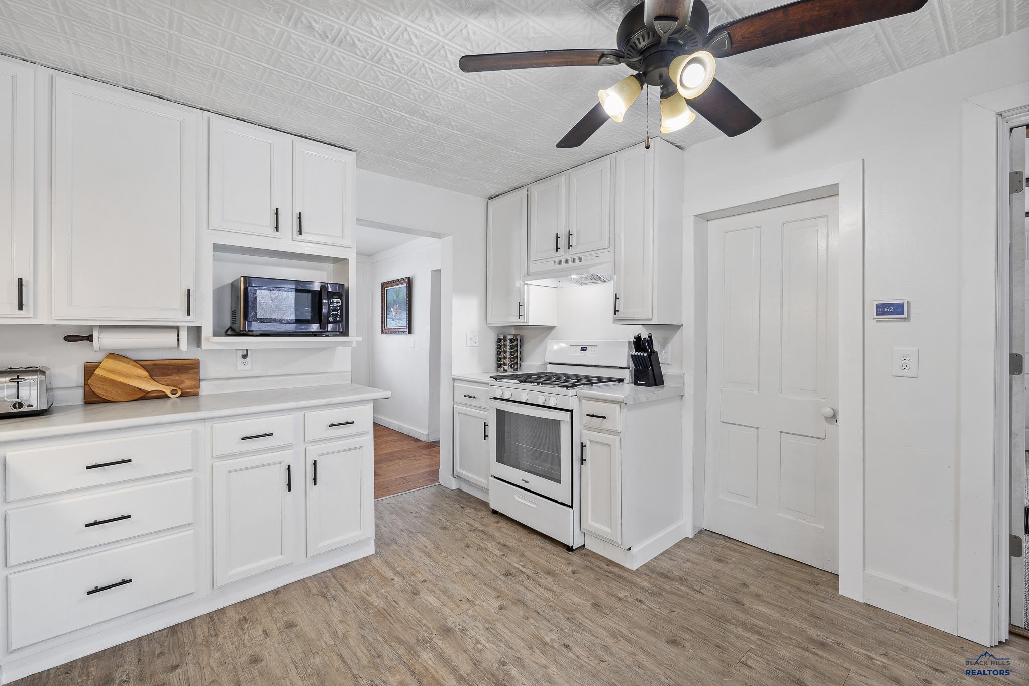 Pringle, South Dakota 57773, United States, 4 Bedrooms Bedrooms, ,2 BathroomsBathrooms,Residential,Active,8732