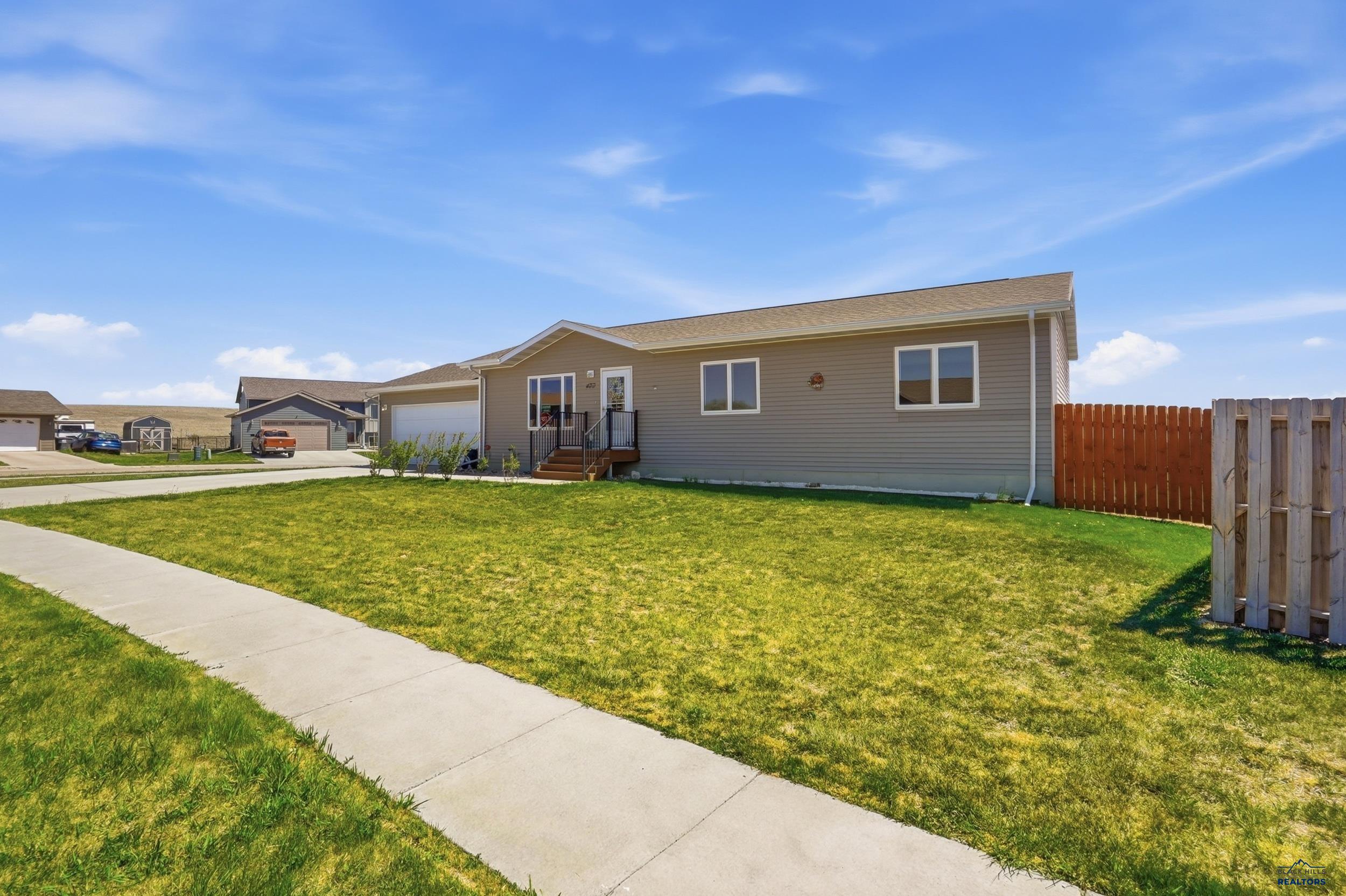 477 BLUEBIRD DR