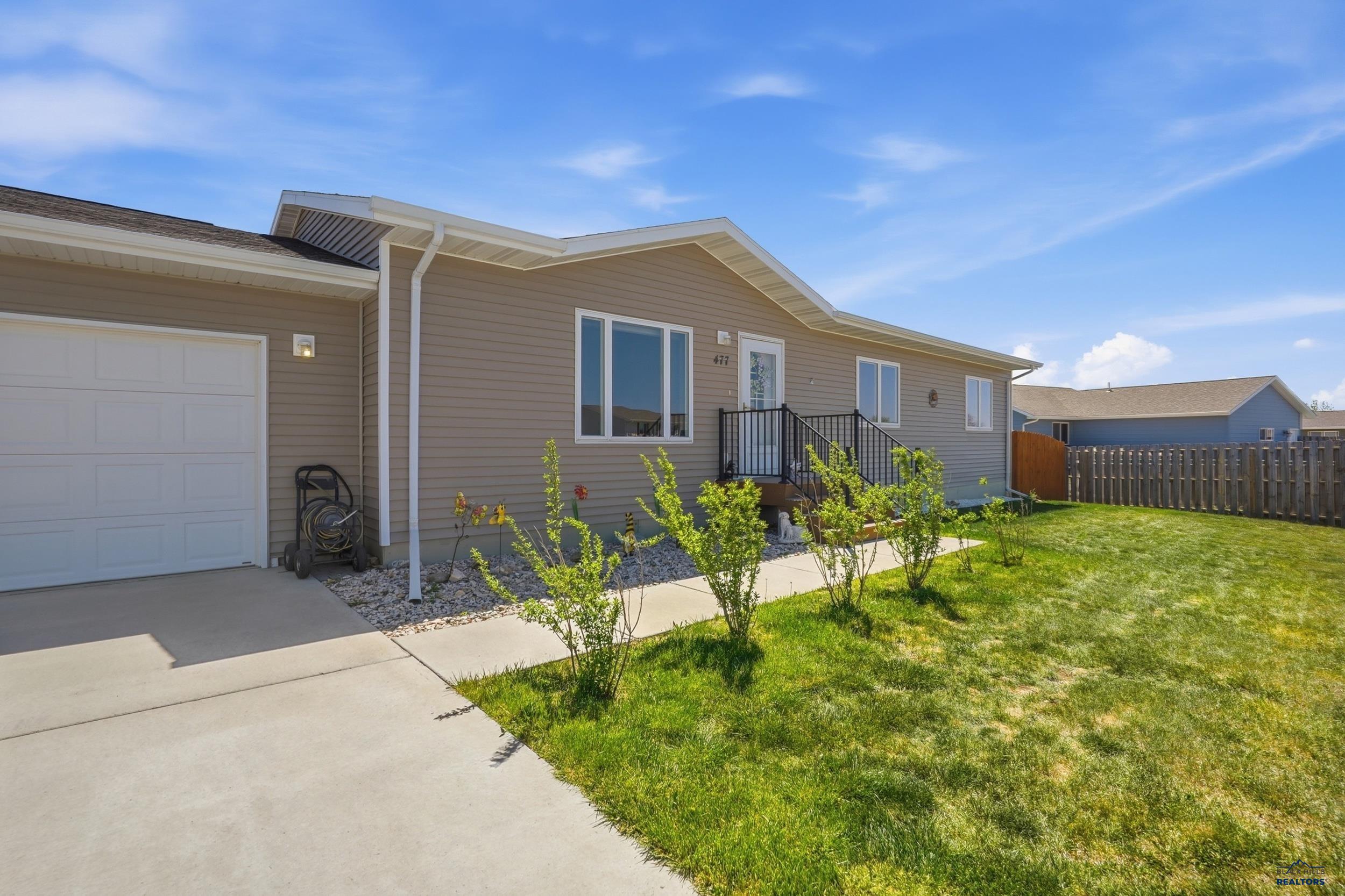 477 BLUEBIRD DR
