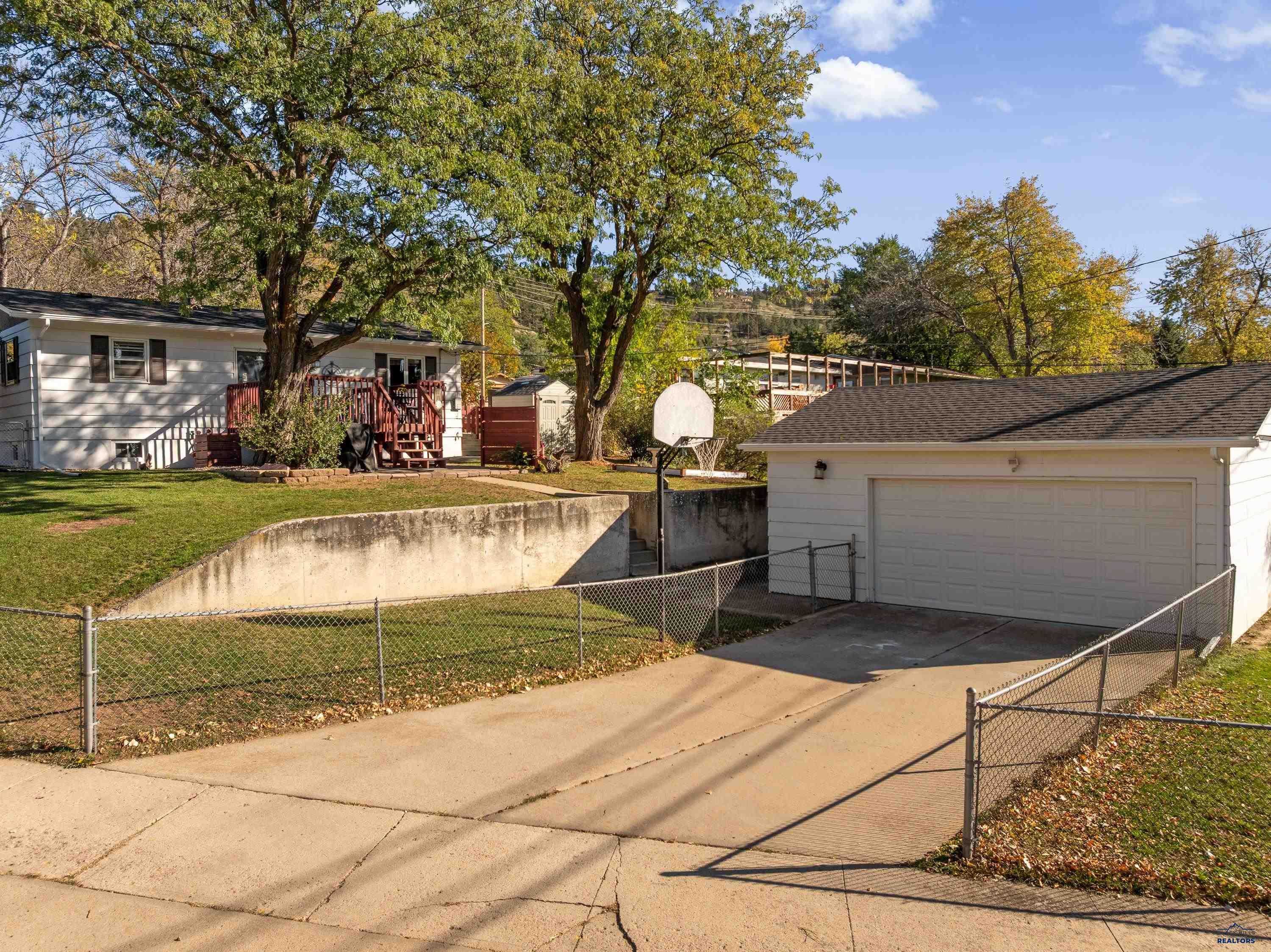 2201 ALAMO DR