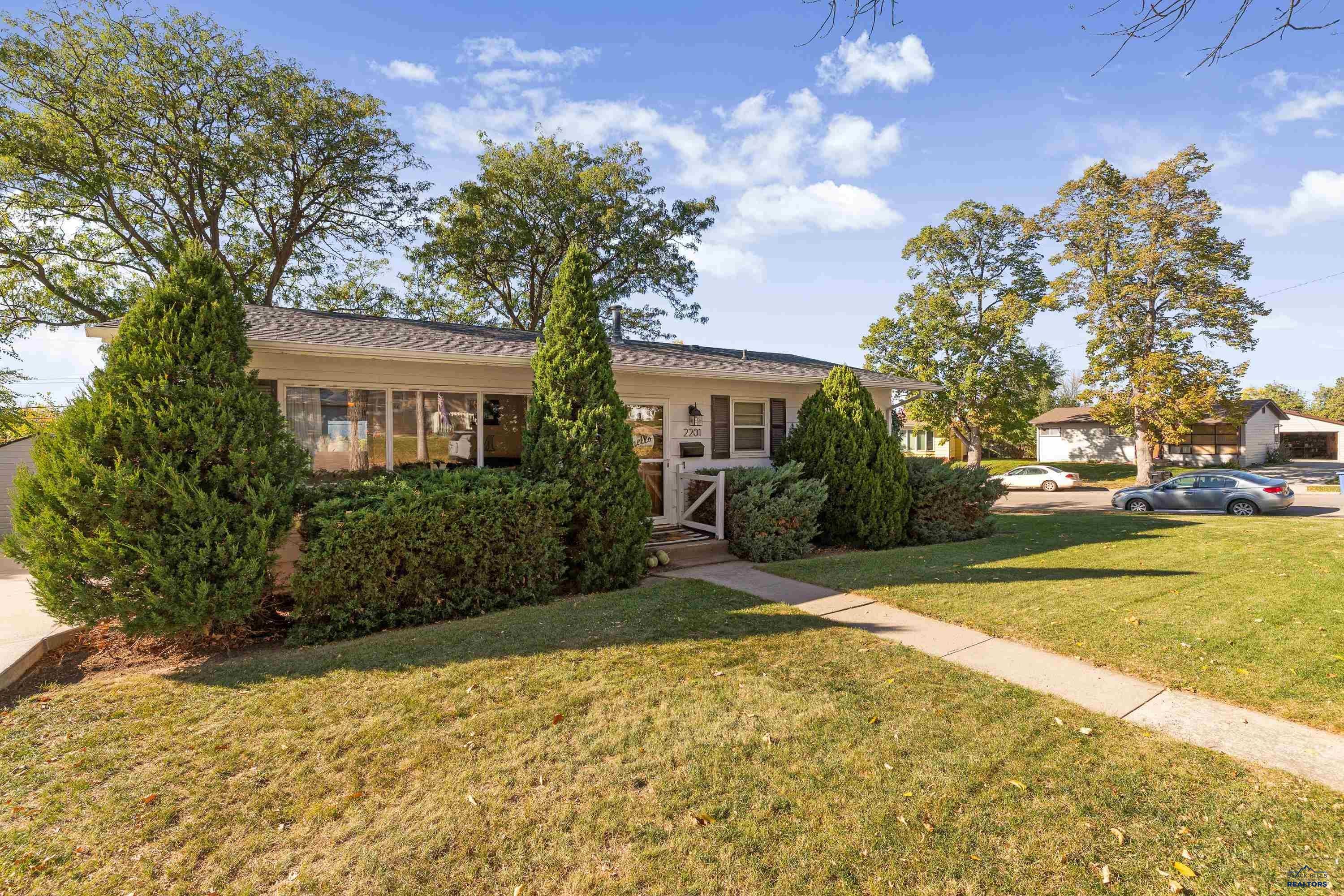2201 ALAMO DR