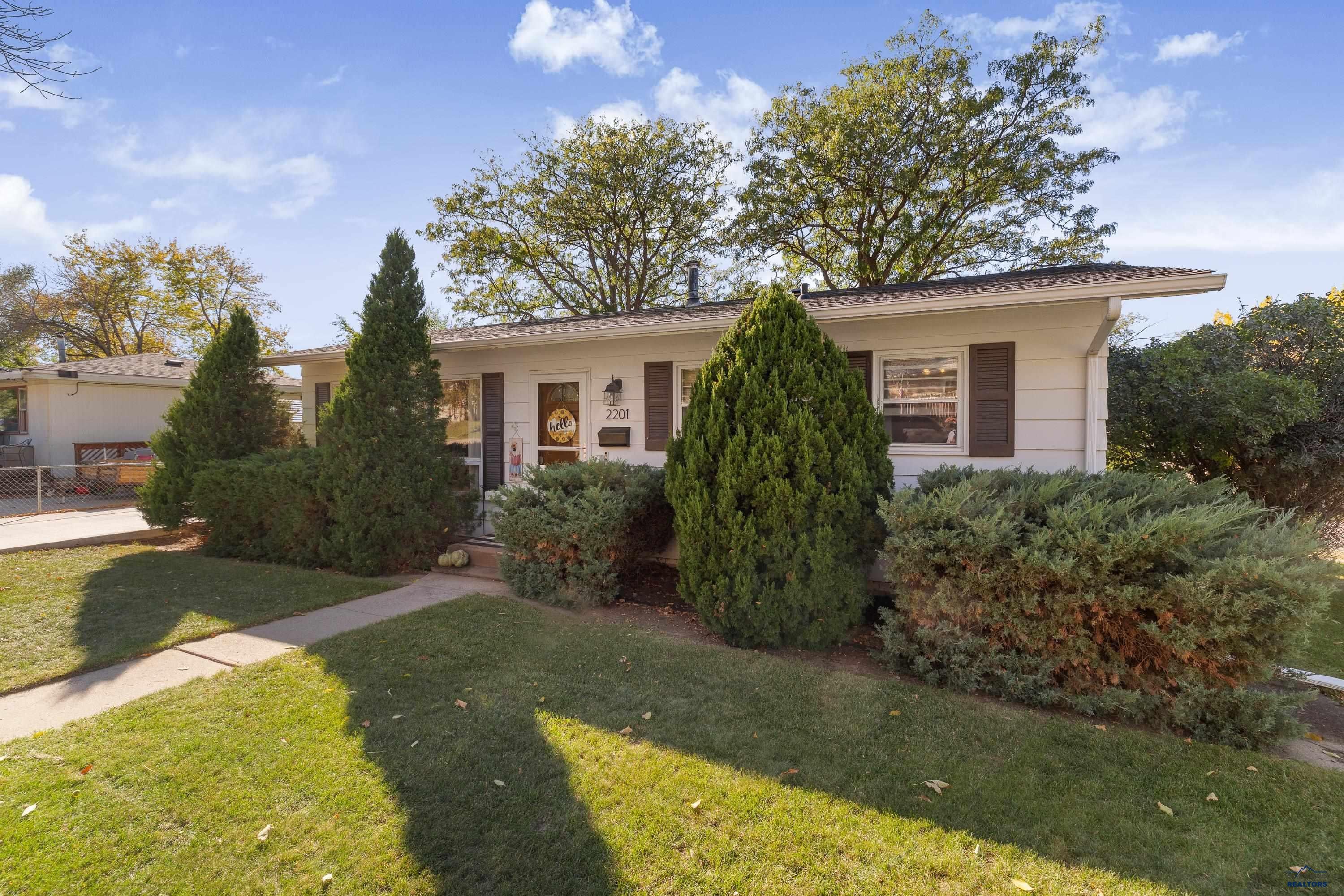 2201 ALAMO DR