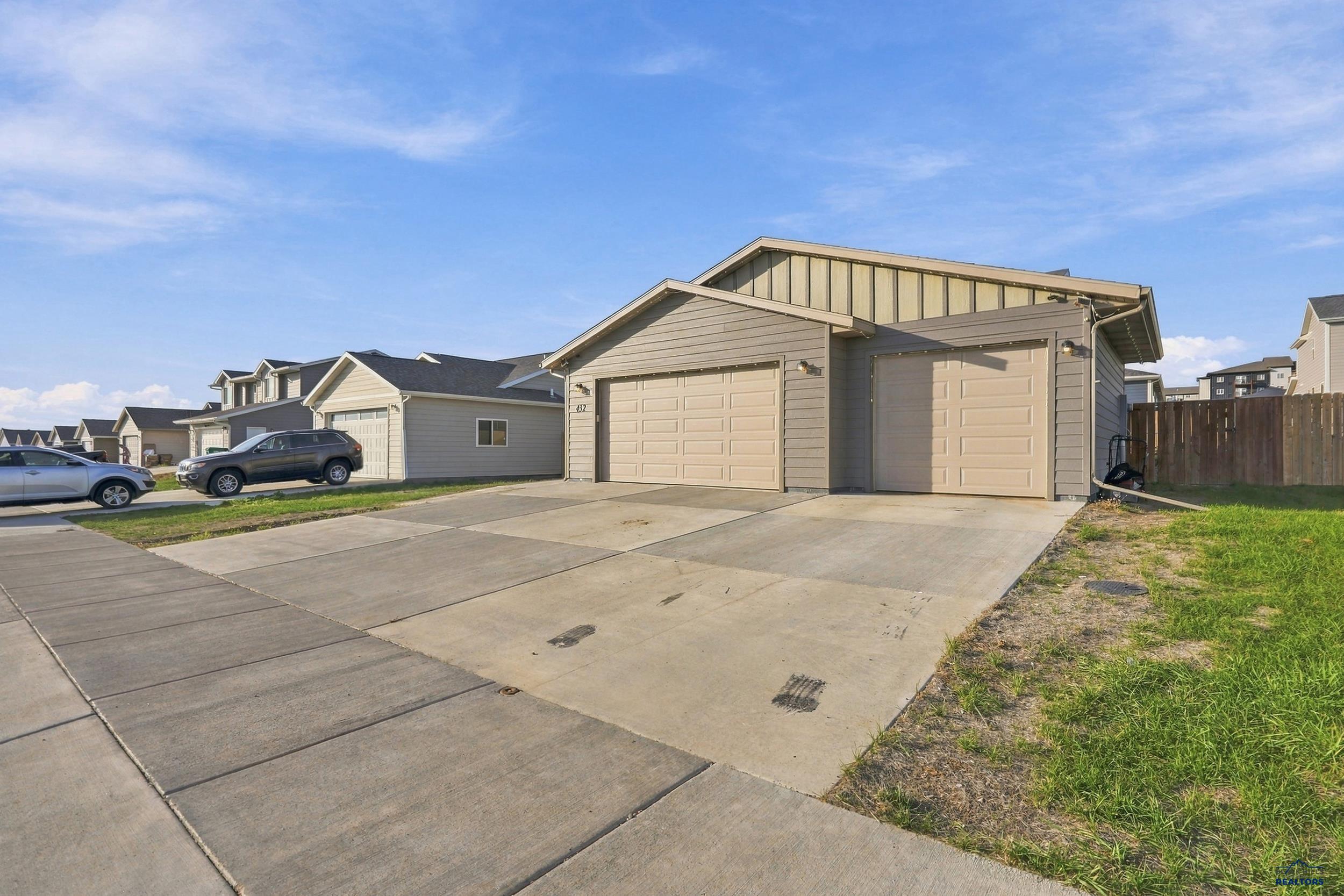 432 YELNER DR