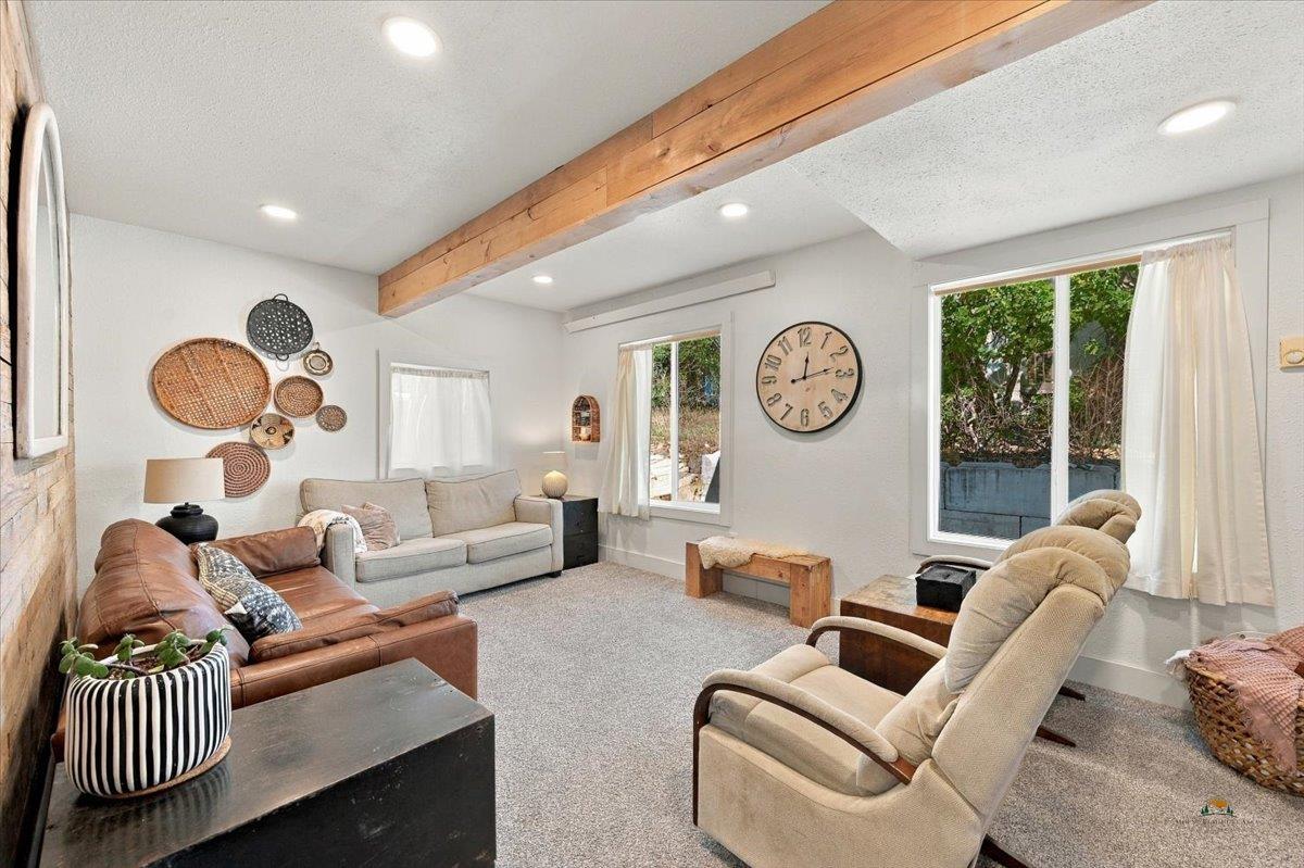 208 6TH AVE