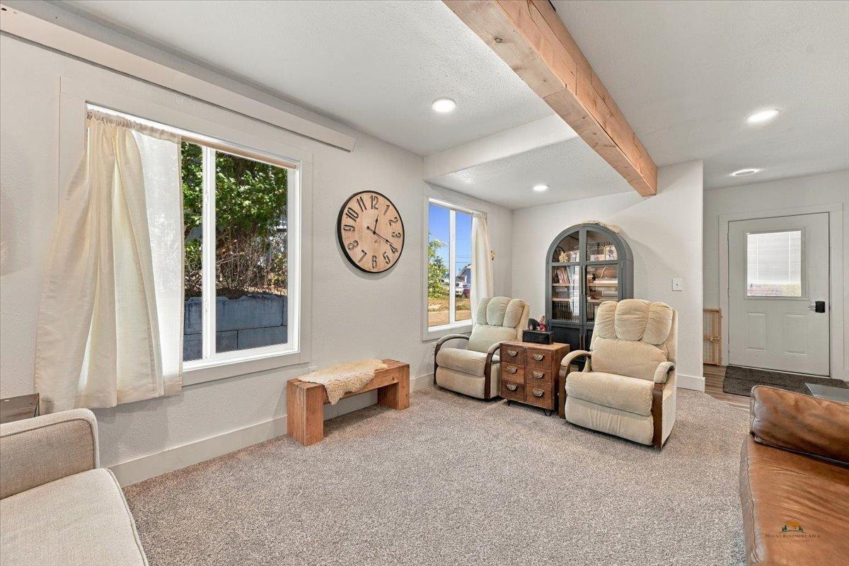 208 6TH AVE