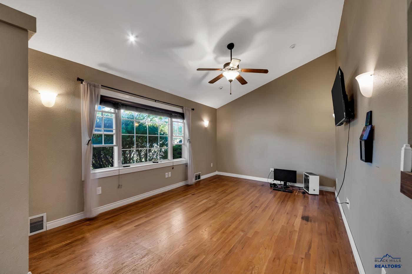 325 E CUSTER