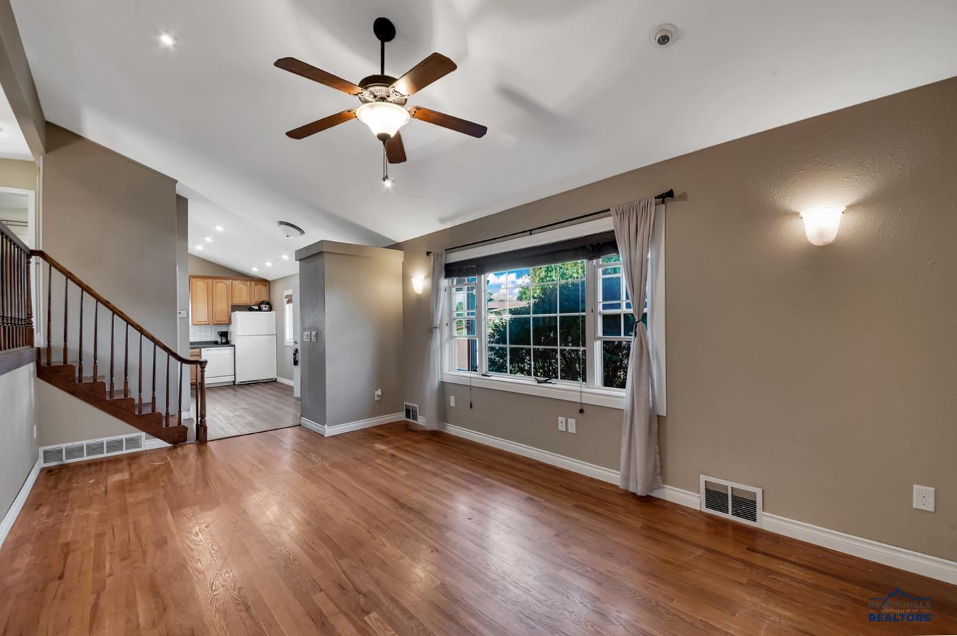 325 E CUSTER