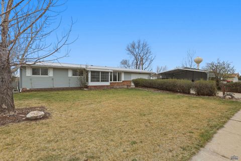 507 MEADOWLARK DR Box Elder SD 57719