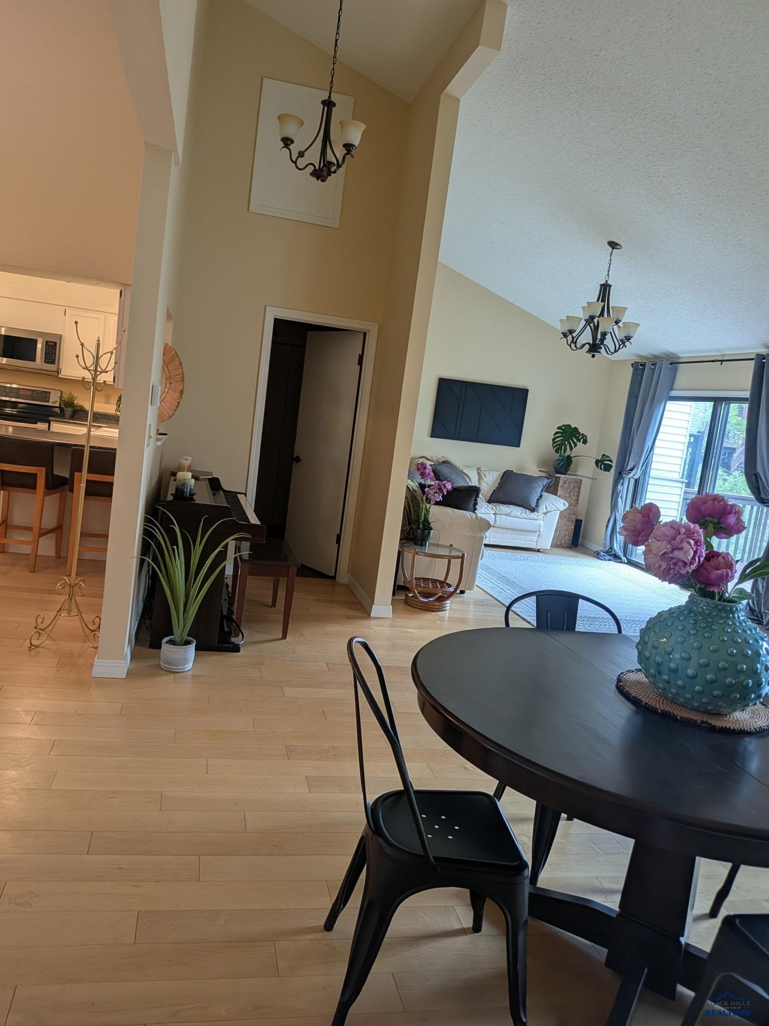 1058 WOODRIDGE DR