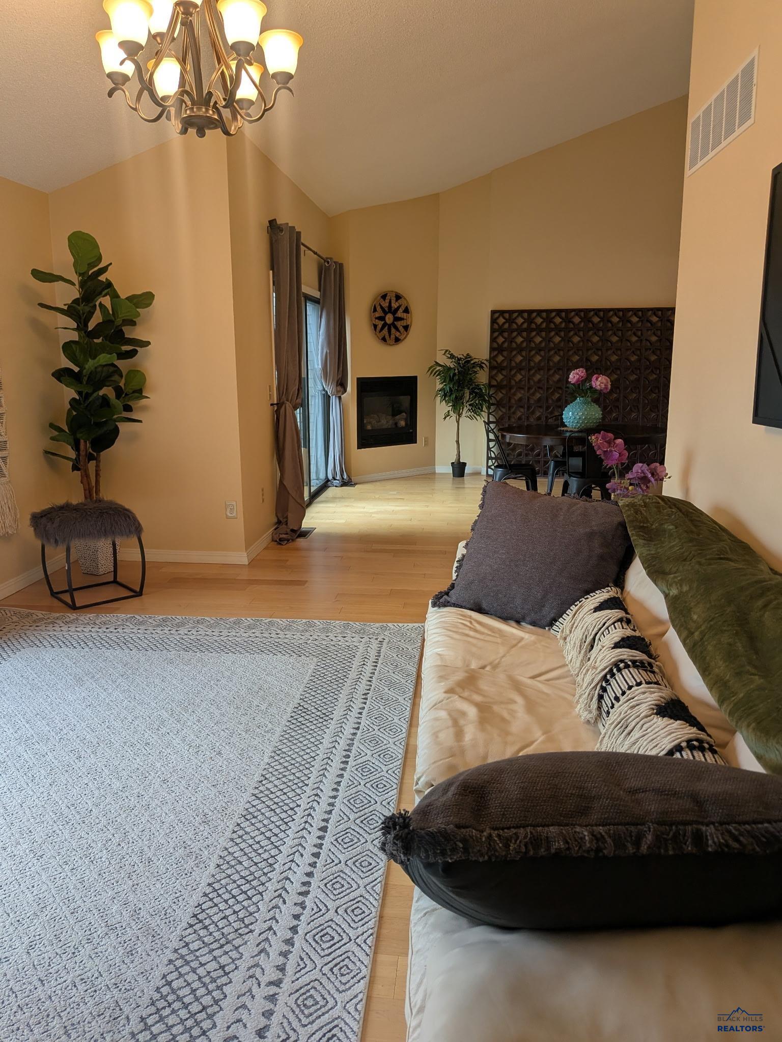 1058 WOODRIDGE DR