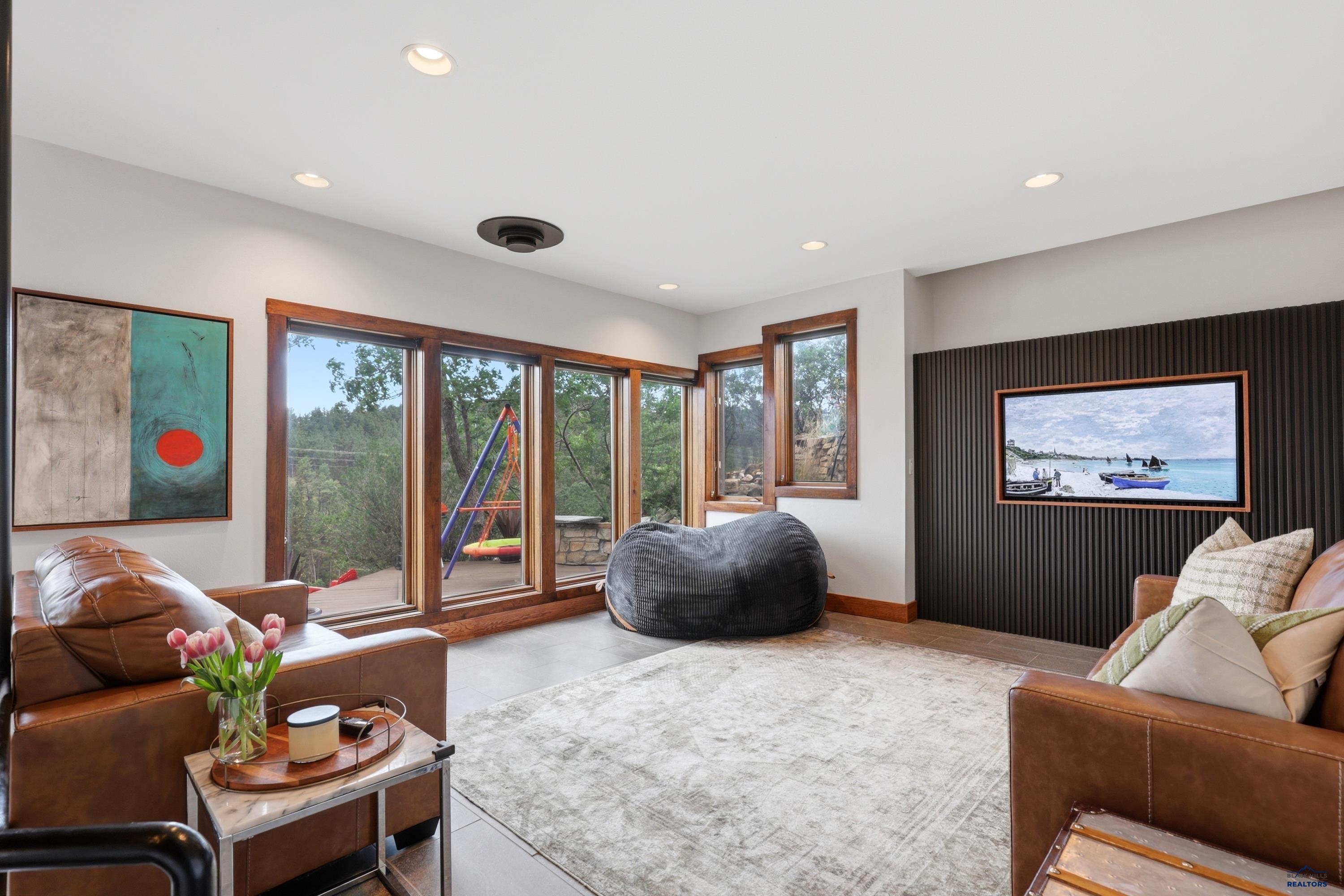 1127 WOODRIDGE DR