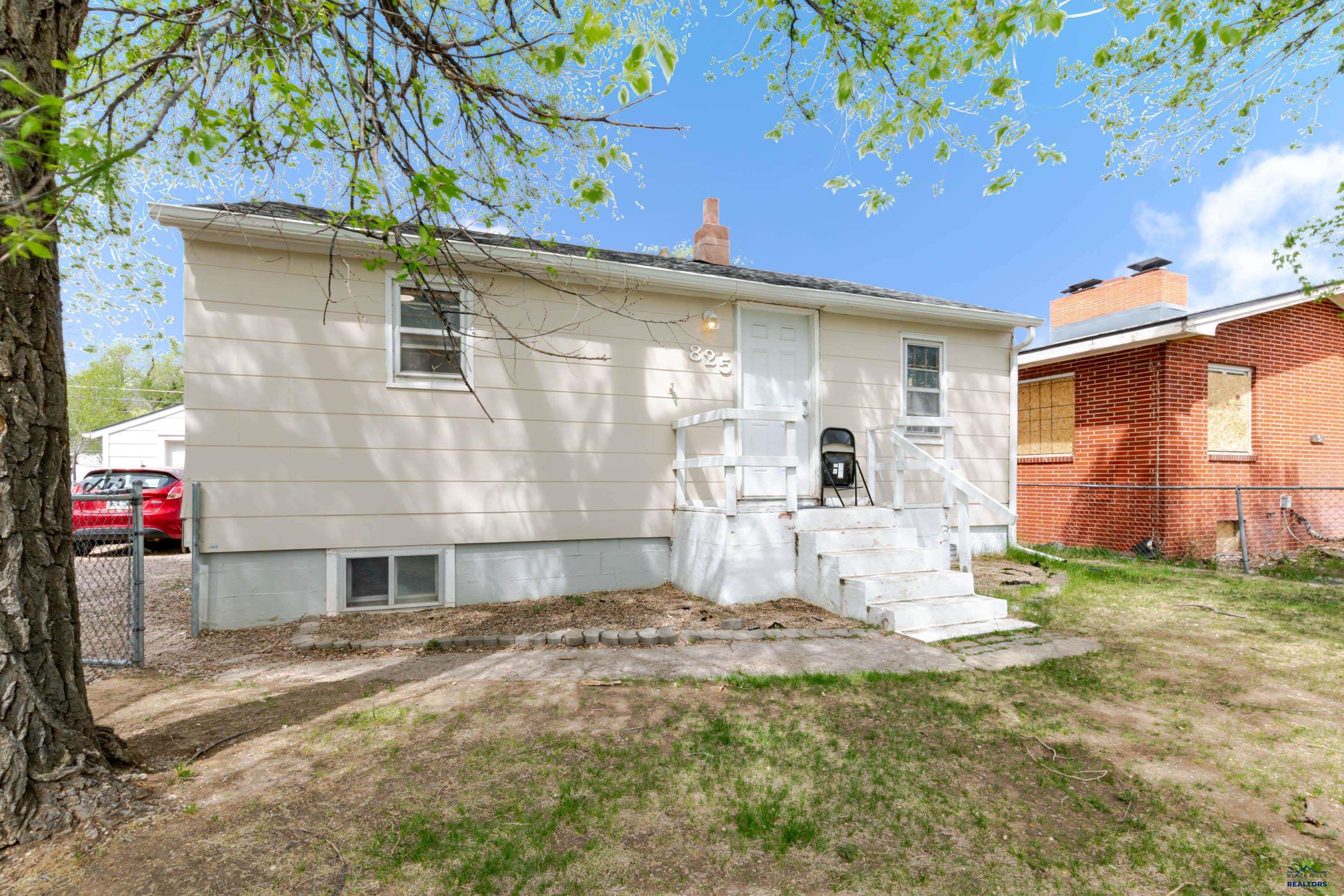 825 HOLCOMB AVE
