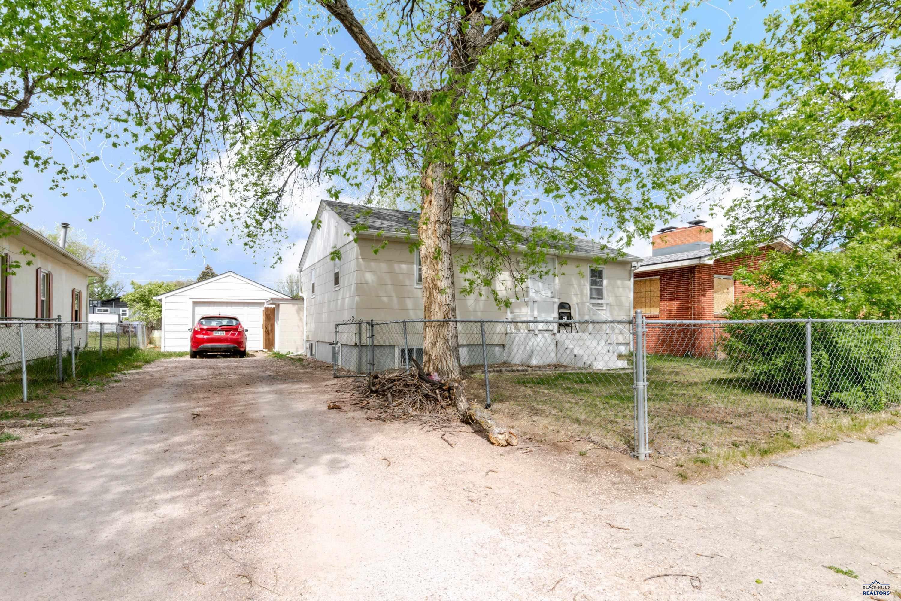 825 HOLCOMB AVE