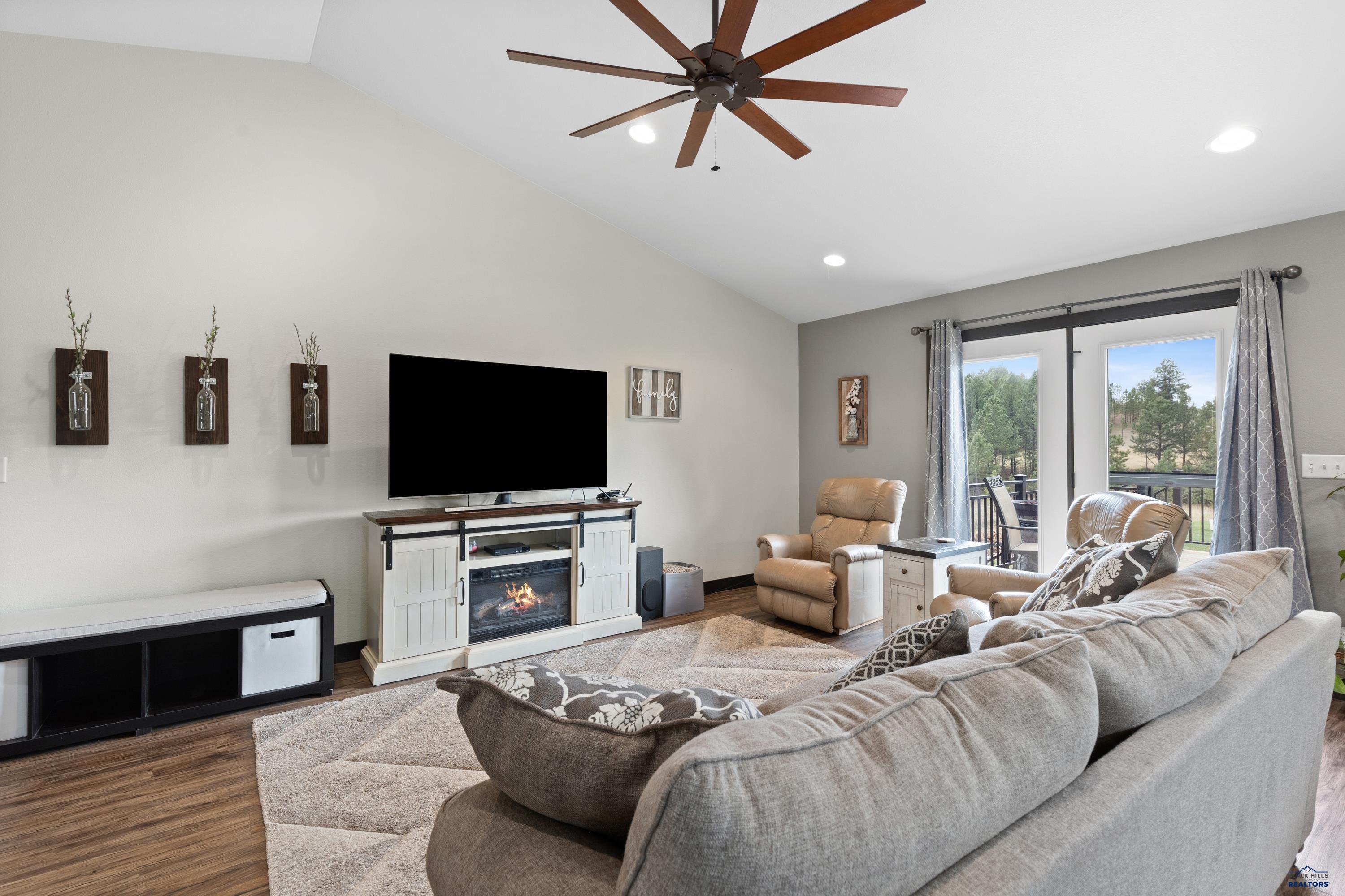13855 BOX CANYON RD