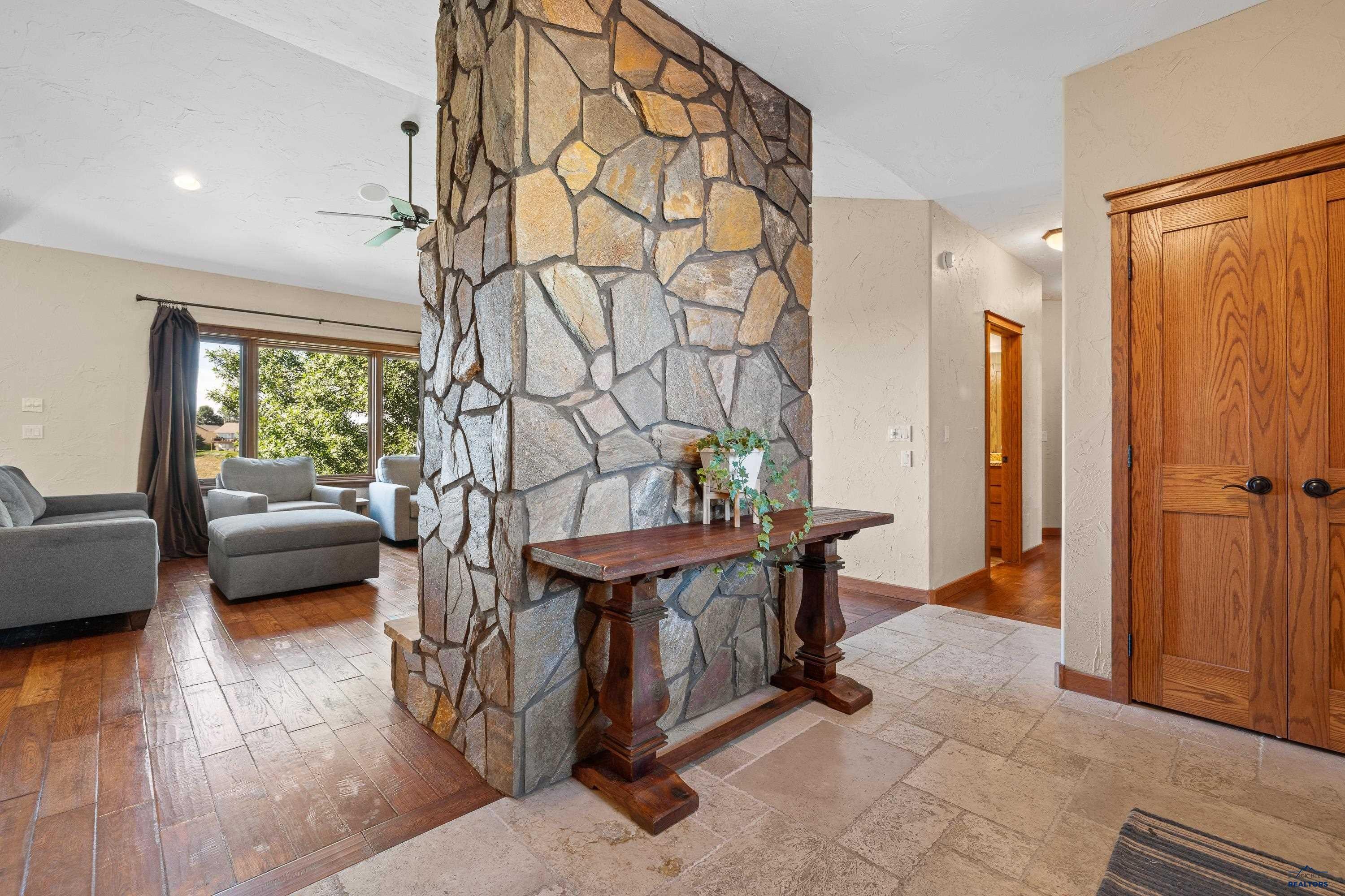 1121 REGENCY CT
