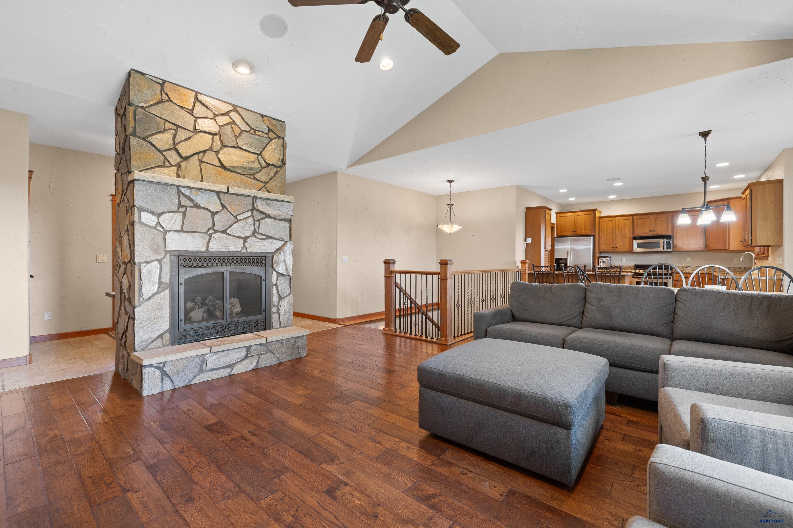 1121 REGENCY CT