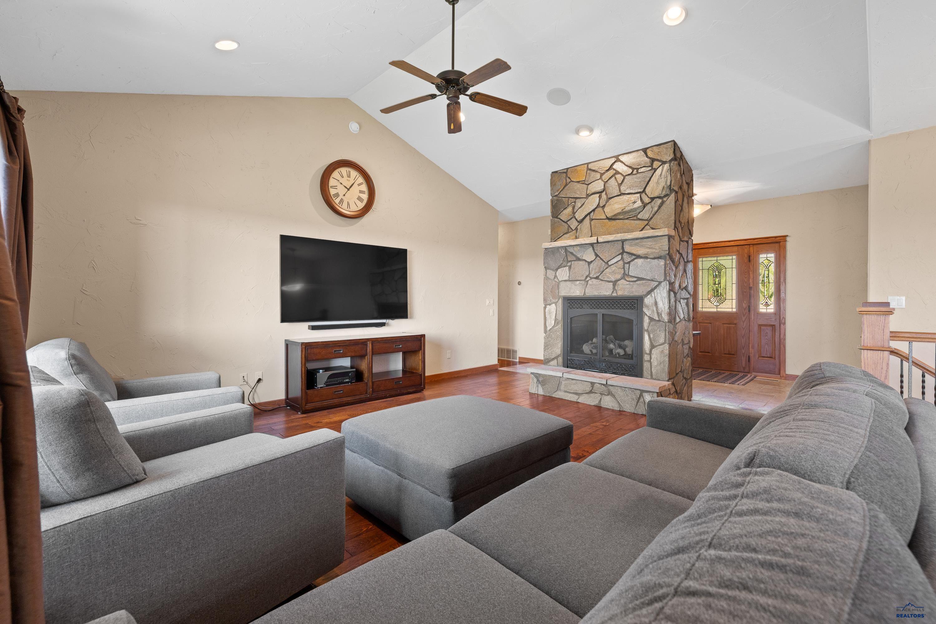 1121 REGENCY CT