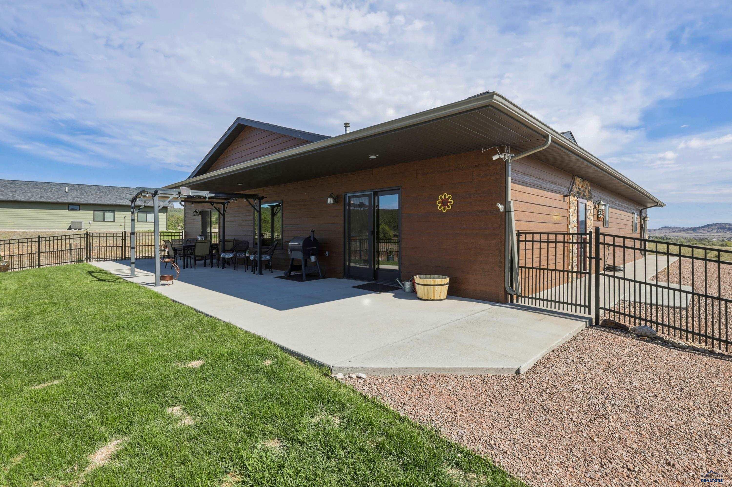 318 FALCON DR