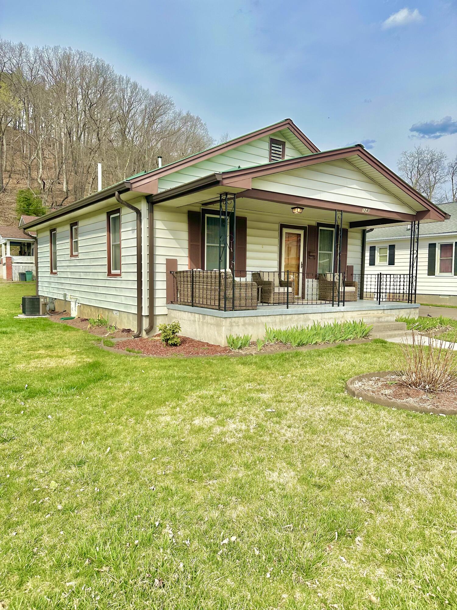 1240 W Jackson St, Covington, Virginia image 5