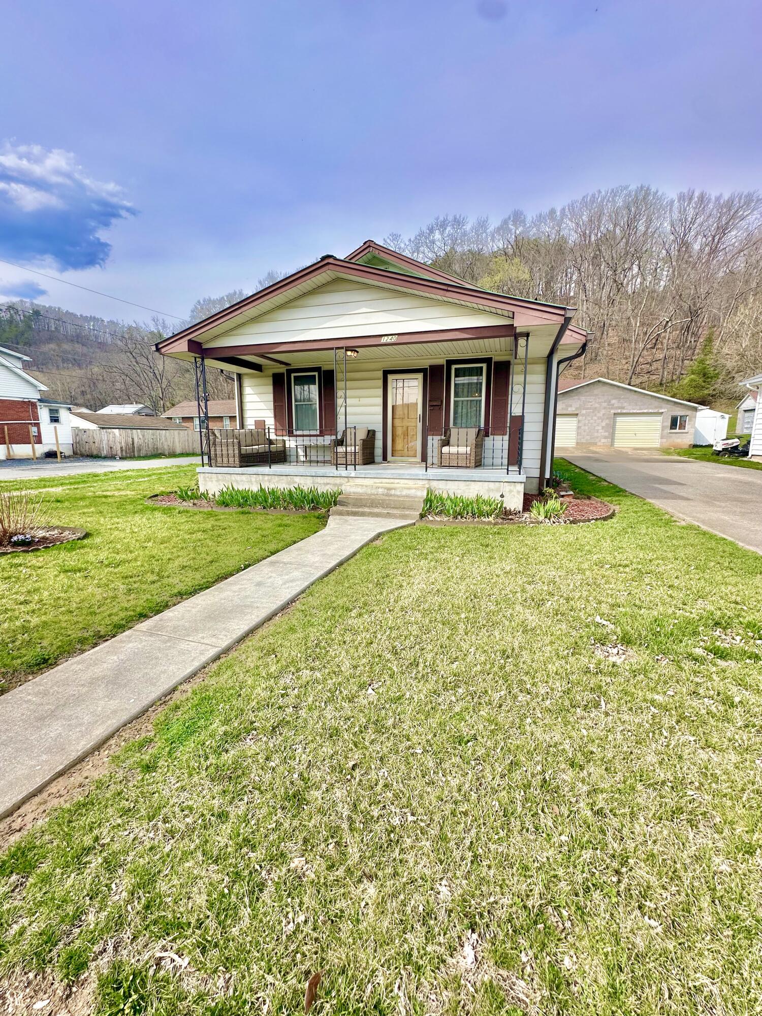 1240 W Jackson St, Covington, Virginia image 2